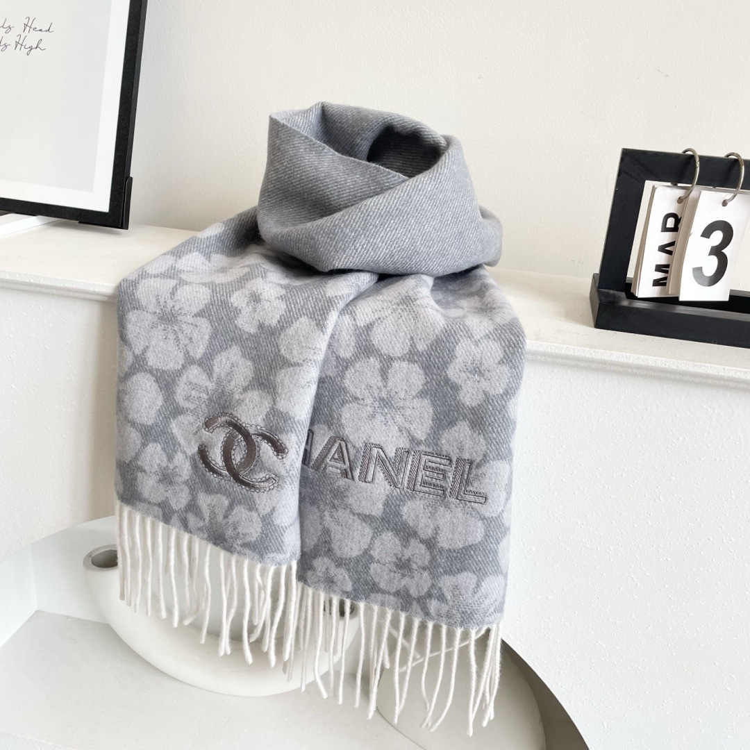 香奈儿新款出来炸街啦黑色系色调真的无敌经典了。不是俗气的漂白。就本色调，带点米的高级配色。～百分百纯山羊