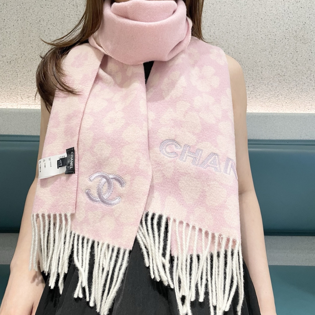 香奈儿新款出来炸街啦黑色系色调真的无敌经典了。不是俗气的漂白。就本色调，带点米的高级配色。～百分百纯山羊