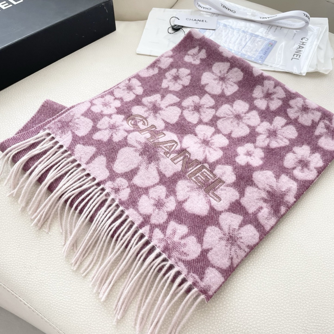 香奈儿新款出来炸街啦黑色系色调真的无敌经典了。不是俗气的漂白。就本色调，带点米的高级配色。～百分百纯山羊