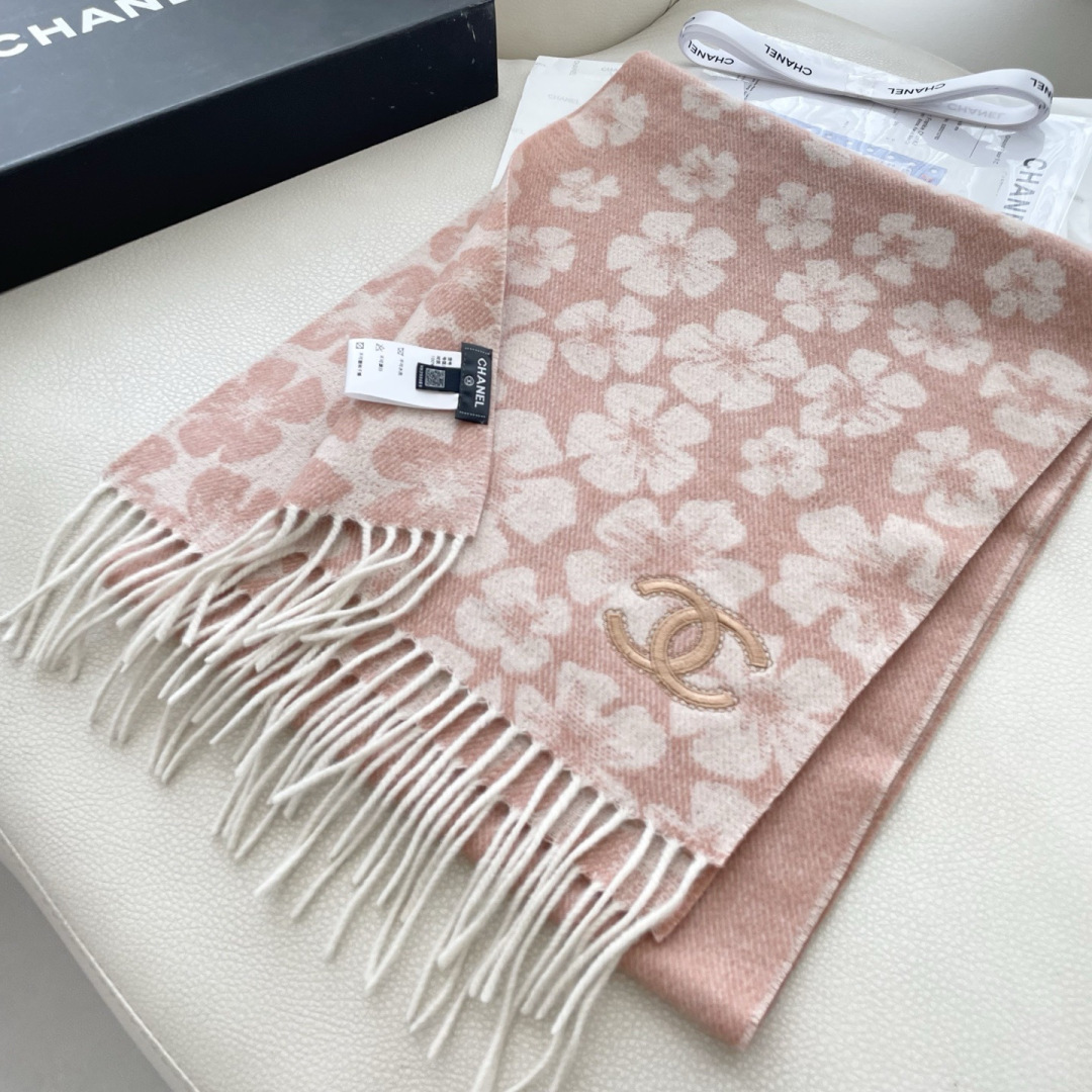 香奈儿新款出来炸街啦黑色系色调真的无敌经典了。不是俗气的漂白。就本色调，带点米的高级配色。～百分百纯山羊