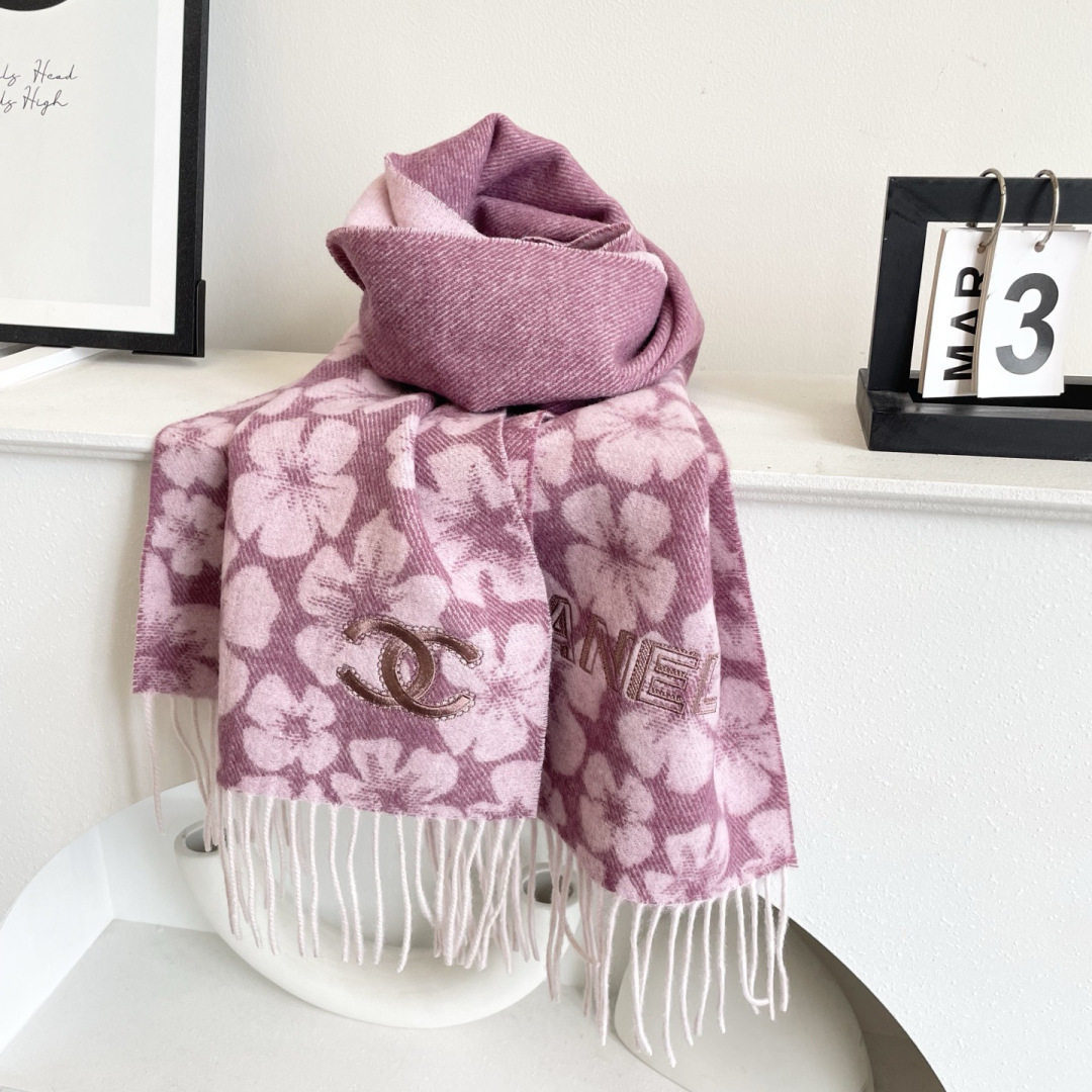 香奈儿新款出来炸街啦黑色系色调真的无敌经典了。不是俗气的漂白。就本色调，带点米的高级配色。～百分百纯山羊