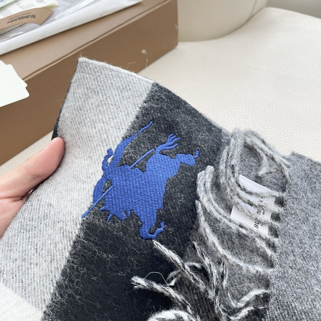 上新2025爱马仕双面男女款围巾且买且珍惜😍~都是出口订单所以比较难遇❤️东西讲究少而精😍好看的一定要收