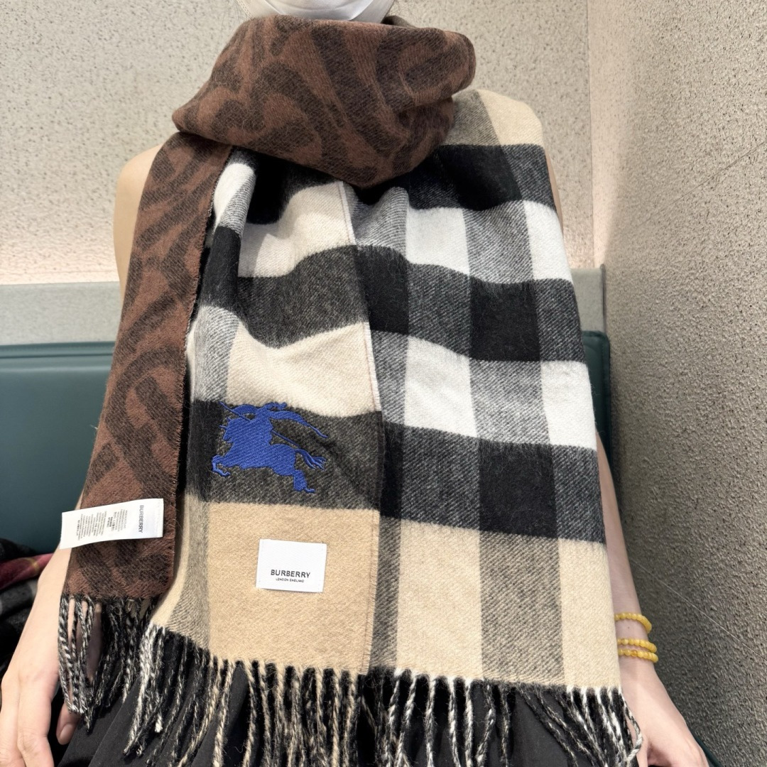 NO:678761,The new 2025 Hermès double-sided men's and women's scarves are available, buy them and cherish them~ They are all export orders, so it is rare to find something that is small but refined and beautiful. You must buy this H family women's scarf. The style is very feminine and charming. It is a very Classic design for men and women. The classic large-area fabric is made of cashmere supplied by customers. It is very fine and soft, very beautiful. The upper body effect is invincible.  Nice and simple, super nice color scheme, a style that any boy or girl will like. The small logo is very delicate and textured without being ostentatious. It is suitable for formal wear or casual wear. It can be folded in half or hung in a circle. It is stylish for a gentleman and has a19860909上新2025爱马仕双面男女款围巾且买且珍惜~都是出口订单所以比较难遇东西讲究少而精好看的一定要收这款H家女士围巾,款式很有女性魅力是男女款里非常Classical的设计,经典大方面料采用的是客供的羊绒细腻柔软度都非常的好,非常漂亮.上身效果无敌好看大气简约,超级好看的配色,任何男生女生都会喜欢的款吧小小Logo非常精致的点缀有质感不张扬~~搭配正装或者搭配休闲装都很合适~对折挂围或者绕圈围都完全可以,绅士有型~有温度的风度.材质羊绒,尺寸46x200高版本围巾,高版本围巾,hermes,scarf