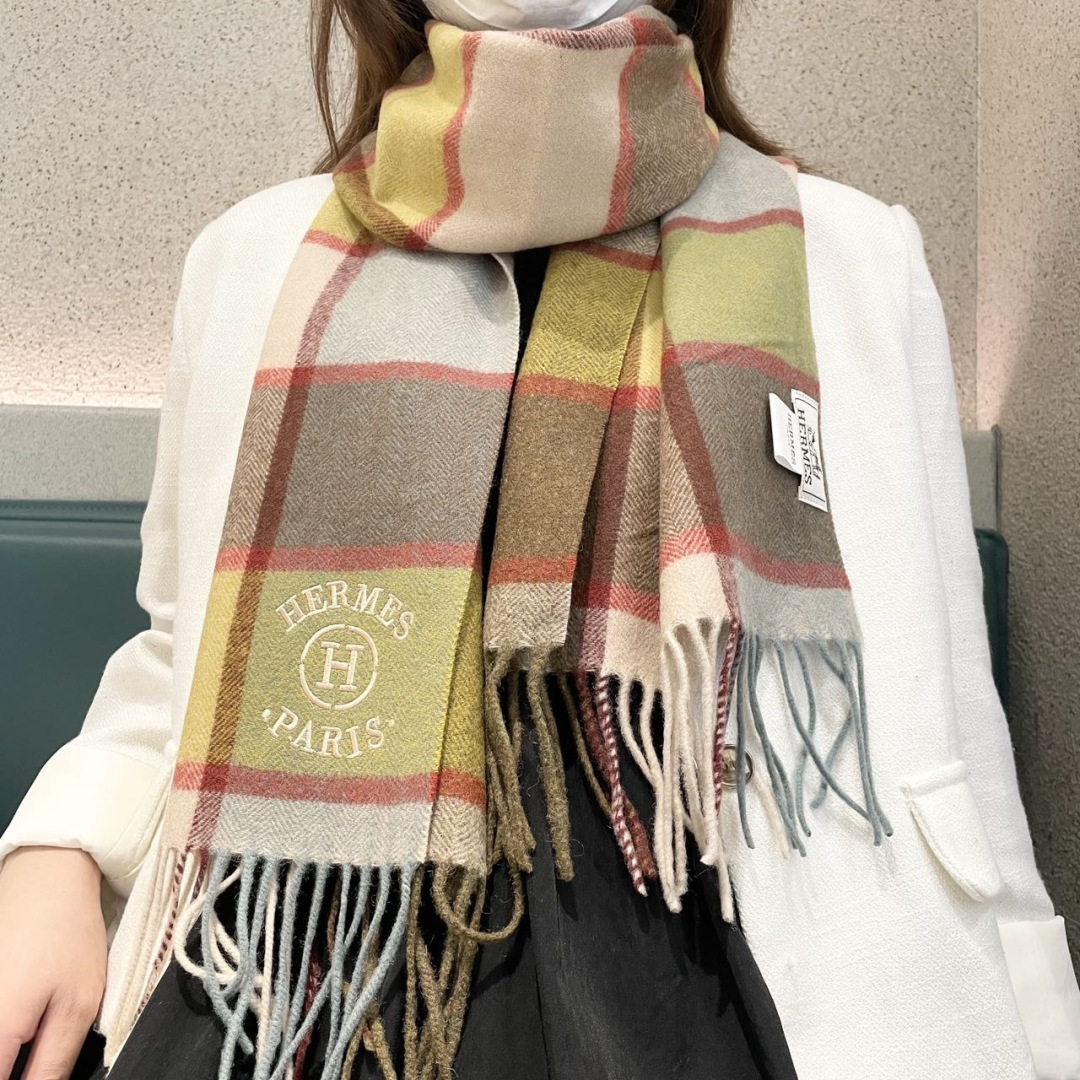 NO:678765,The new 2025 Hermès men's and women's scarves are available, buy them and cherish them~ They are all export orders, so it is rare to find something that is small but refined and beautiful. You must buy this H family women's scarf. The style is very feminine and it is a very Classic design for men and women. The classic large-area fabric is made of cashmere supplied by customers. It is very fine and soft, very beautiful. The upper body effect is unparalleled.  The atmosphere is simple and the color is super nice. Any boy or girl will like this style. The small logo is very exquisite and has a texture that is not ostentatious. It is suitable for formal wear or casual wear. It can be folded in half or hung in a circle. It is stylish for a gentleman and has a warm demeanor. Material cashmere, size 32x200 high version scarf, high version scarf, Hermes19860909上新2025爱马仕男女款围巾且买且珍惜~都是出口订单所以比较难遇东西讲究少而精好看的一定要收这款H家女士围巾,款式很有女性魅力是男女款里非常Classical的设计,经典大方面料采用的是客供的羊绒细腻柔软度都非常的好,非常漂亮.上身效果无敌好看大气简约,超级好看的配色,任何男生女生都会喜欢的款吧小小Logo非常精致的点缀有质感不张扬~~搭配正装或者搭配休闲装都很合适~对折挂围或者绕圈围都完全可以,绅士有型~有温度的风度.材质羊绒,尺寸32x200高版本围巾,高版本围巾,hermes,scarf
