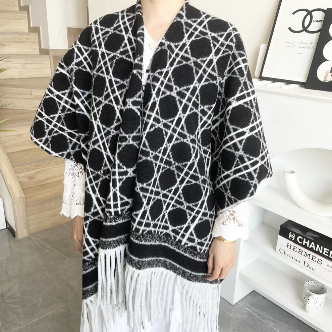 NO:678769,Highly recommended CD printed large square scarf scarf shawl blanket three uses, super stunning one!  One hundred percent fidelity!  A super beautiful genuine product. The order received by the foreign trade factory last year was shipped directly to the United States. We were eyeing this product in the middle of last year, but the factory had to wait for a year due to the confidentiality agreement before releasing such a small batch!  Although the quantity is not large, we are satisfied if we can get it~ It is made of 57 Kashmiri imported cashmere and 43 wool fabrics!  Cashmere with such a large proportion is really rare!  Cashmere is recognized around the world as 'soft gold' and feels soft and delicate. This scarf is super large, with a size of 140*140!  The whole thing is double-sided woven. Look at the exquisite prints on it. This is not a scarf, a rug, or a luxury product. This is art worth collecting!  Such exquisite printing can still achieve such an effect on a thick scarf. It must be a master who has been doing printing for decades to create such a beautiful effect!  It has a low-key luxurious palace style~ Just grab this kind of genuine good product when you encounter it. Whether you use it to make scarves, blankets or decorations, it is the best choice!  high version scarf,high version scarf,gold,blankets,blankets,shawls19860909重磅推荐CD印花大方巾围巾披肩毛毯三用,超级惊艳的一款！百分百保真！超唯美的一款正品订单,去年外贸工厂接到的订单,直接发往美国的,咱们去年中就盯上这款,但是工厂因为保密协议硬是满了一年才放出来这么一小批！虽然量不多,但能拿到咱们已经满足了~采用57克什米尔进口羊绒和43羊毛面料！这么大比重的羊绒真的超级少见！羊绒有世界公认的“软黄金”之称,手感柔软细腻 这款围巾超级大,尺寸达到140*140！整体是双面织造的,看看上面精致的印花,这不是围巾不是小毯子不是奢侈品,这是值得收藏的艺术！这样精致的印花还是在厚围巾上达到这样的效果,必须是做印花几十年的老师傅,才能做出这样美轮美奂的效果！有种低调的奢华宫廷范~这种正品好货遇到就直接开抢吧,不管是拿来做围巾做毛毯还是摆饰,都是不二的选择！高版本围巾,高版本围巾,gold,blankets,blankets,shawls,scarf