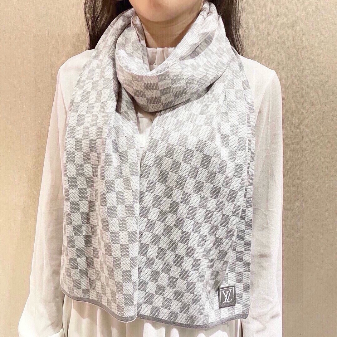 NO:678772,The latest LV model is coming in 2025. Top-grade dyed weaving technology. This technology is only available in big-name genuine factories. Top-grade knitted plus cashmere scarves. High-end products. Fashionable big-name colors. Super-positive, super-soft, warm and skin-friendly. The simple plain colors are very grand.. It is really a rare product. The 32*180cm size long scarf is definitely a high-end boutique that is easy to use. Wearing it, you can go to all major counters with confidence. High version scarf, high version scarf, louis vuitton198609092025专柜最新款LV火爆来袭顶级色织工艺此工艺只有大牌纯正代工厂才有的工艺顶级针织加羊绒围巾高尖端产物时尚大牌颜色超正超级柔软保暖亲肤,简单的素色非常大气..真的是臻品罕见.32*180cm尺寸长巾绝对是手慢无的高端精品戴着它可以放心的去各大专柜遛弯哦,高版本围巾,高版本围巾,louis vuitton,scarf