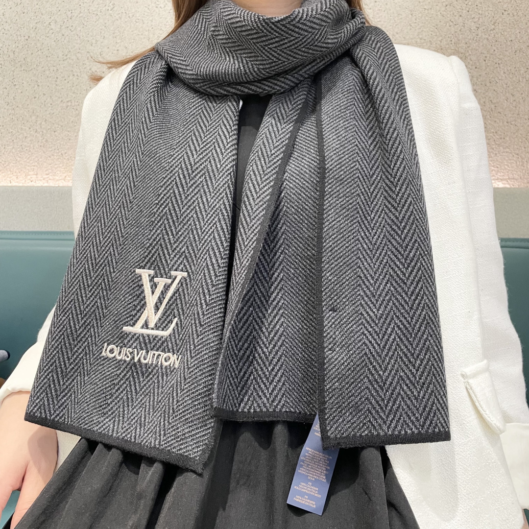 NO:678418,New popular LV exclusive goods for couples. Luxury is all in the size. High-end quality and super high cashmere quality will be favored by this brand. This quality is a very rare knitted scarf on the market. It is really a super high-end product. Only such a big brand can have it. Every color is loved and every color is reserved. Selling one less good product. Imported knitted cashmere size 180*32 high version scarf, high version scarf, louis vuitton19860909爆款上新 情侣款LV 独家牛货 奢华尽在尺寸之间,高端品质具有超高羊绒品质才会被此品牌青睐这种精品是市场上及其少见的围巾针织,真是超级高端货只有这种大品牌才会拥有每色都是大爱每色都留.卖一条少一条的好货 进口针织羊绒 尺寸180*32高版本围巾,高版本围巾,louis vuitton,scarf