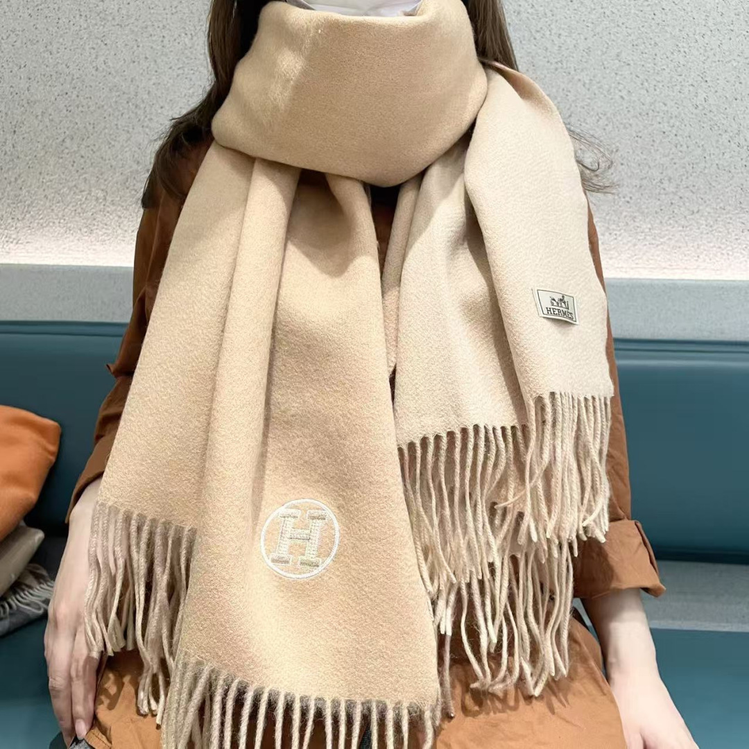 NO:678426,The new 2025 Hermès men's and women's scarves are available, buy them and cherish them~ They are all export orders, so it is rare to find something that is small but refined and beautiful. You must buy this H family women's scarf. The style is very feminine and it is a very Classic design for men and women. The classic large-area fabric is made of cashmere supplied by customers. It is very fine and soft, very beautiful. The upper body effect is unparalleled.  The atmosphere is simple and the color is super nice. Any boy or girl will like this style. The small logo is very exquisite and has a texture that is not ostentatious. It is suitable for formal wear or casual wear. It can be folded in half or hung in a circle. It is stylish for a gentleman and has a warm demeanor. Material cashmere, size 70x200 high version scarf, high version scarf, Hermes19860909上新2025爱马仕男女款围巾且买且珍惜~都是出口订单所以比较难遇东西讲究少而精好看的一定要收这款H家女士围巾,款式很有女性魅力是男女款里非常Classical的设计,经典大方面料采用的是客供的羊绒细腻柔软度都非常的好,非常漂亮.上身效果无敌好看大气简约,超级好看的配色,任何男生女生都会喜欢的款吧小小Logo非常精致的点缀有质感不张扬~~搭配正装或者搭配休闲装都很合适~对折挂围或者绕圈围都完全可以,绅士有型~有温度的风度.材质羊绒,尺寸70x200高版本围巾,高版本围巾,hermes,scarf