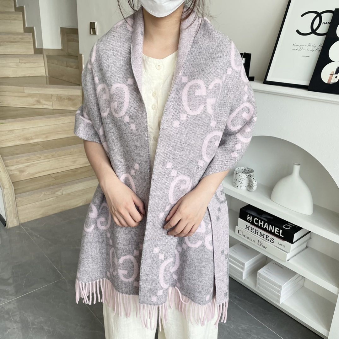 NO:678461,2025Gucci latest model, rare quality, so beautiful. Gucci’s latest ZG synchronization pattern is really super beautiful~ I like this GG accent!  The price is super awesome. We recommend the ZG selling price. The fabric is strong twisted worsted double-sided cashmere jacquard. It is a very neat and delicate fabric, showing a strong thread structure, which is very supportive and flexible. Practical recommendation from hardcore old customers. Such texture, style, and craftsmanship can really kill many good products.  The material, style, and craftsmanship give us completely different feelings. Many times, we not only need a high-quality one, but the most important thing is that it is easy to control. Know how to enter. The limited color matching, the men's and women's scarves are particularly beautiful. Specifications: 35*190cm high version scarf, high version scarf, gucci198609092025Gucci最新款 稀有品质太好看了Gucci最新ZG同步款图案真的超级好看啊~就喜欢这种GG腔调！价格超级给力,福利推荐ZG售价面料是强捻精纺双面山羊绒提花,非常工整精致的面料,呈现出极具力度的线面结构,极具支撑力及柔韧性骨灰级老客户实用推荐,这样的质感,款式,工艺,真的可以秒杀太多好的材质,款式,工艺,给予我们的感受是完全不同的很多时候,不仅需要一件高品质的,最关心的还是好驾驭.懂得入.限量的配色,男女围都特别好看规格35*190cm高版本围巾,高版本围巾,gucci,scarf