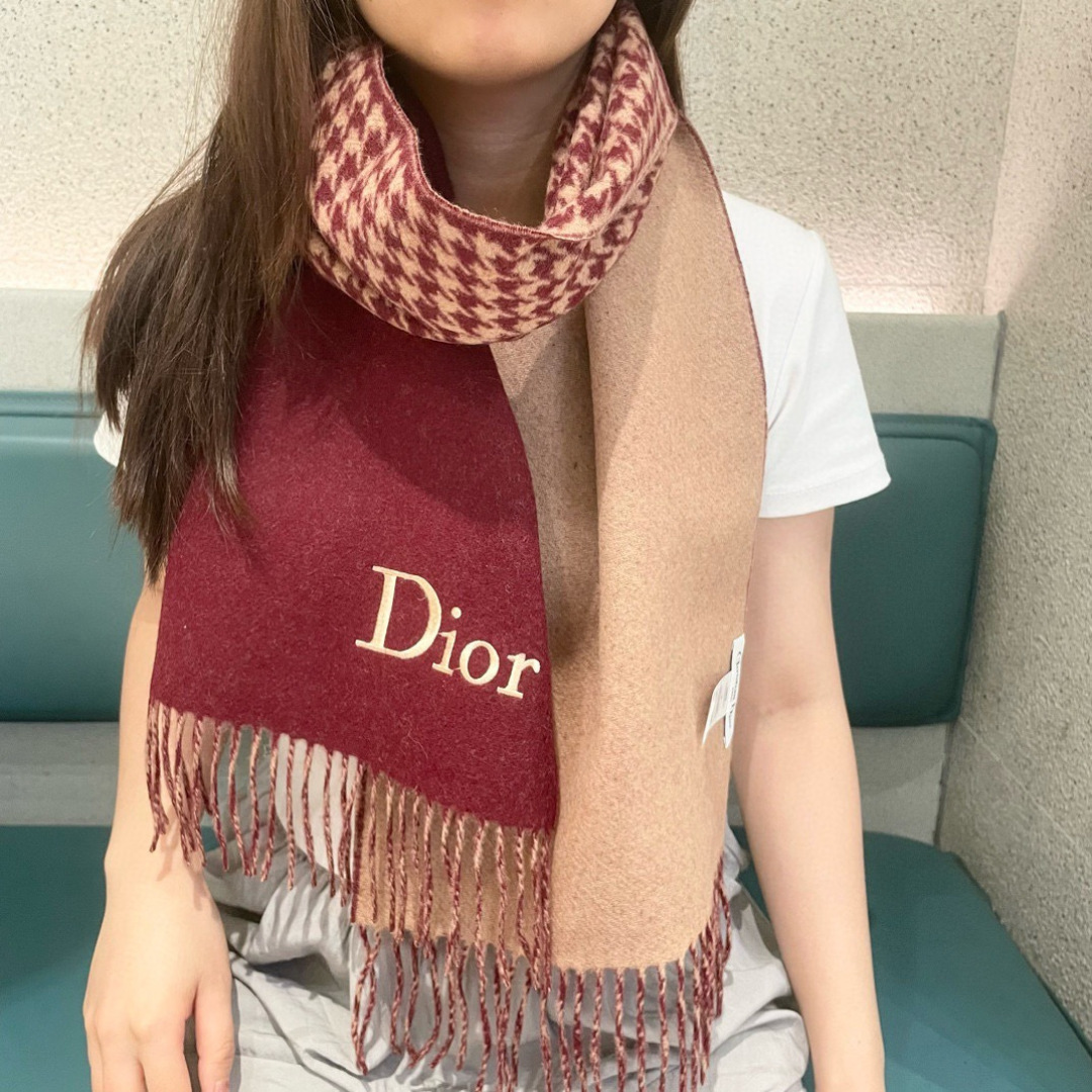NO:678429,The same DD scarf worn by Dior stars. The classic style will never go out of style, and it’s super versatile. It’s super pretty!  !  Decisively keep it to yourself!  Exquisite loose beard, straightforward and not rigid, suitable for various styles, exquisite and exquisite, not much introduction, see for yourself, 32*180cm. High version scarf, high version scarf, dior, dior19860909迪奥（Dior）明星同款dd围巾.经典款永远不会过时,而且超百搭.超级好看！！果断自留！精致散须 率真不拘泥 适合各种造型 精妙绝伦 不多介绍 自己看,32*180cm.高版本围巾,高版本围巾,dior,dior,scarf
