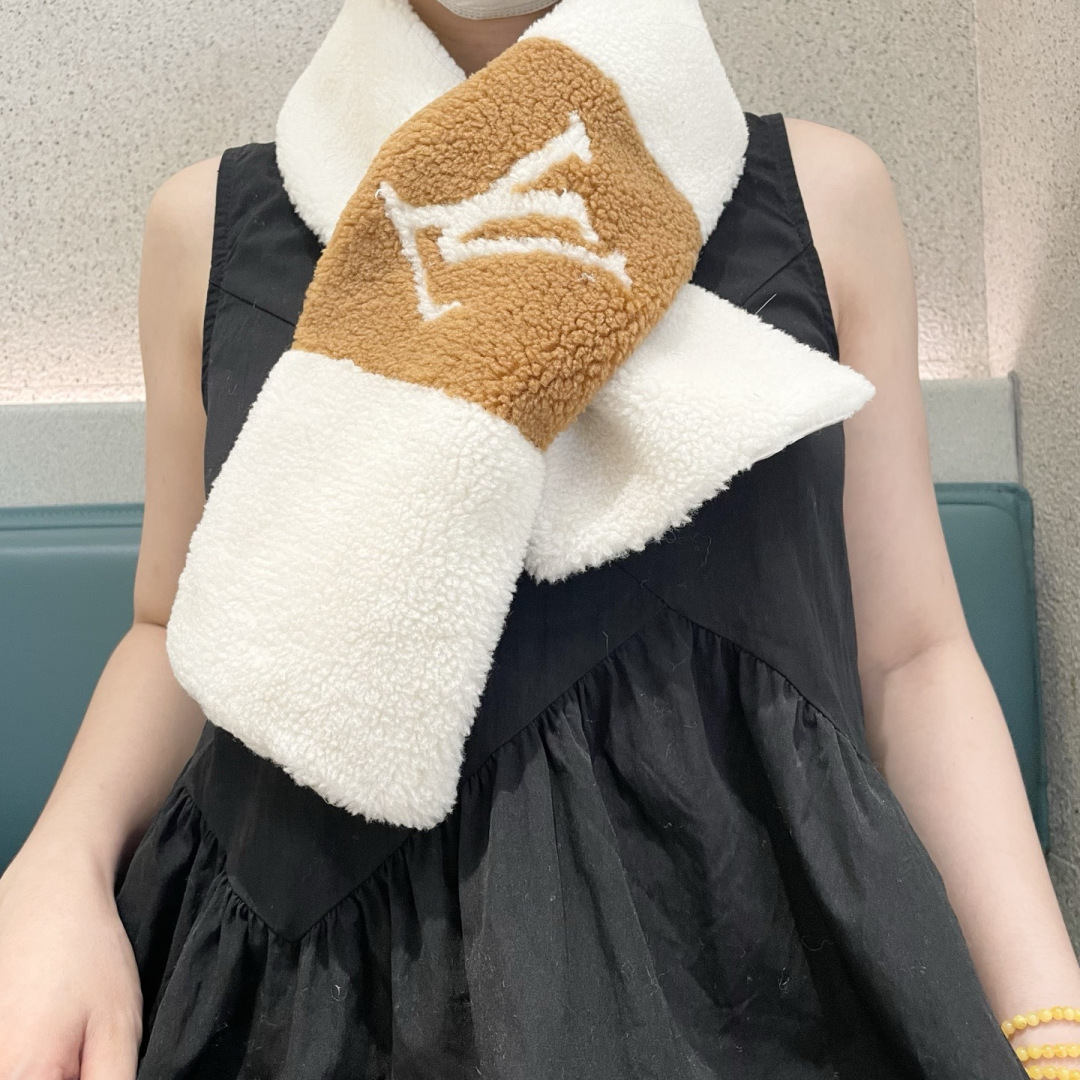 NO:678406,New shipment] LV Shearling Teddy scarf, autumn and winter coat, good friend!  The latest model, the quantity released is not large and it is almost gone in seconds, grab it now, super versatile, 110*17cm. Lambswool short fur scarf high version scarf, high version scarf, louis vuitton19860909新款出货】LV Shearling泰迪围巾 秋冬大衣好朋友！最新款,,放出来的量不大基本是秒空,这时候抓紧抢,超级百搭,,110*17cm.羔羊毛短皮草围巾高版本围巾,高版本围巾,louis vuitton,scarf