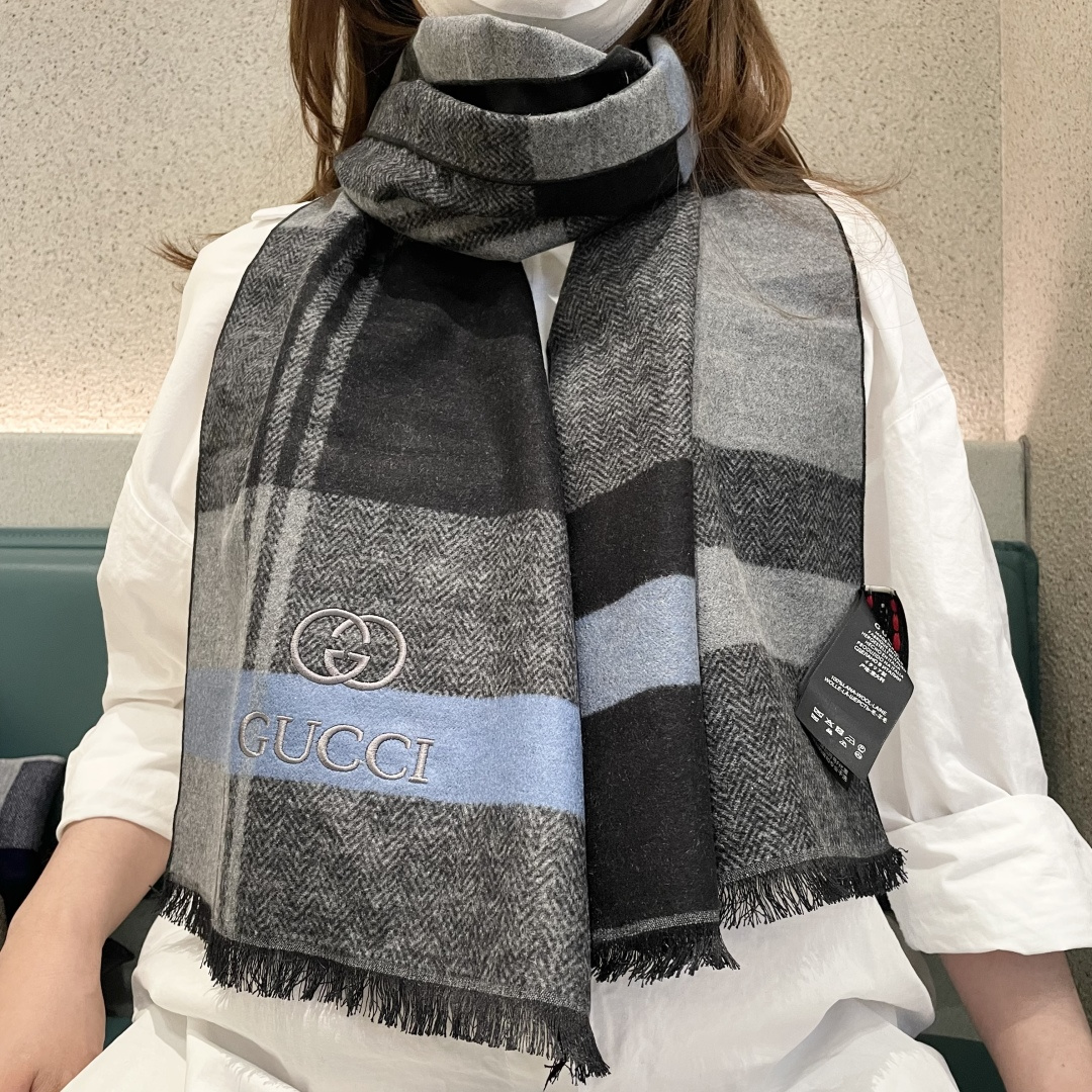 NO:678469,2025 counter's latest Gucci hot arrival. Top-grade yarn-dyed technology. This technology is only available in big-name pure OEM factories. Top-grade knitted plus cashmere scarves. High-end products. Fashionable big-name colors. Super positive, super soft, warm and skin-friendly. The simple plain colors are very grand... It is really a rare product. The 32*180cm size long scarf is definitely a high-end boutique that is easy to use. Wearing it, you can go to all major counters with confidence. High version scarf, high version scarf198609092025专柜最新款古奇火爆来袭顶级色织工艺此工艺只有大牌纯正代工厂才有的工艺顶级针织加羊绒围巾高尖端产物时尚大牌颜色超正超级柔软保暖亲肤,简单的素色非常大气..真的是臻品罕见.32*180cm尺寸长巾绝对是手慢无的高端精品戴着它可以放心的去各大专柜遛弯哦,高版本围巾,高版本围巾,scarf
