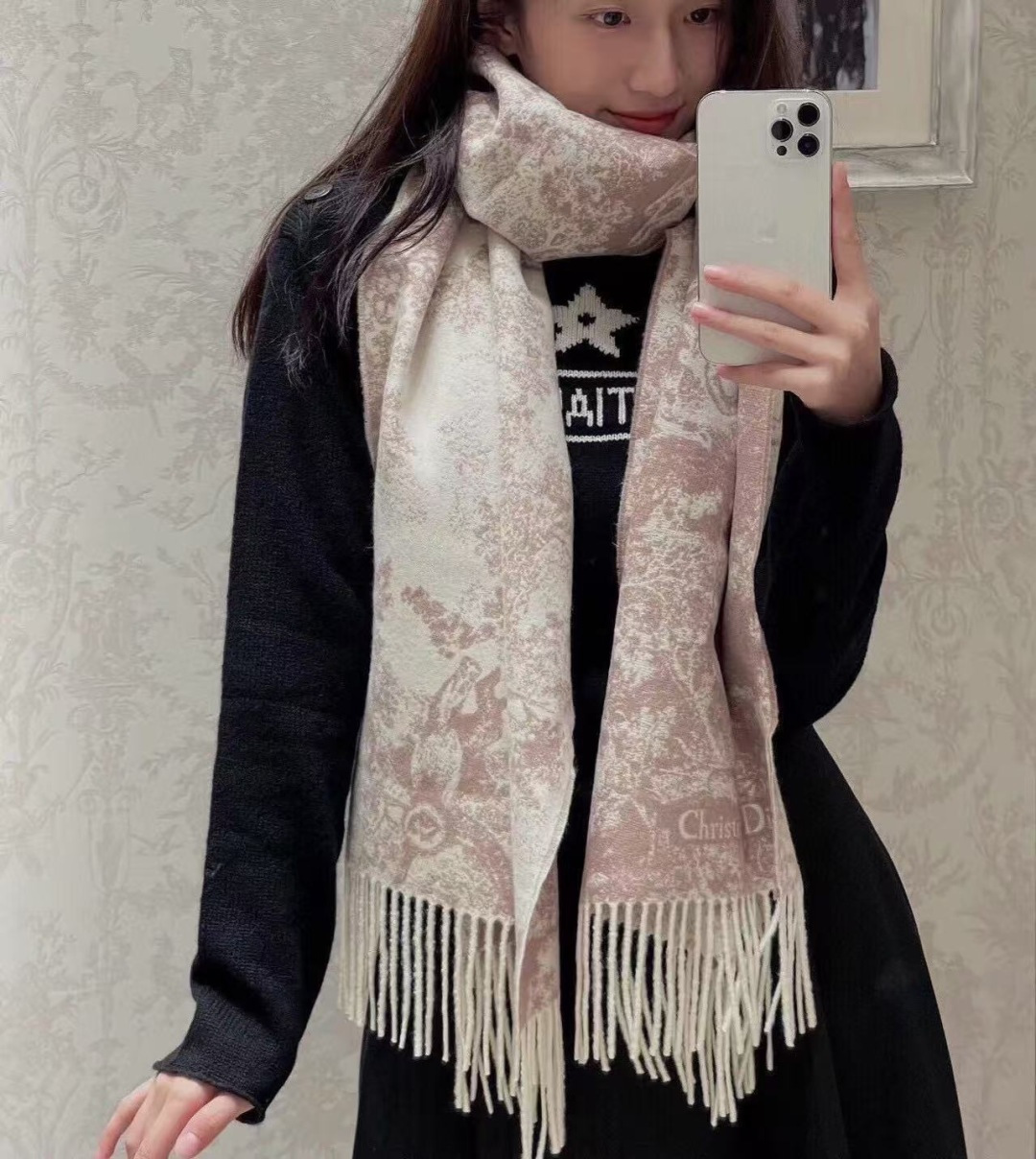 NO:678436,Sauvage Jouy print scarf is a new take on a classic Dior pattern. Crafted from a blend of cashmere and wool, it features fringed trim and the Christian Dior signature. Long design, can be worn around the neck or draped over the shoulders. Navy Sauvage Jouy print Christian Dior signature Fringed trim 59 cashmere, 41 wool Made in Italy tall scarf, tall scarf, dior19860909Sauvage 茹伊印花围巾全新演绎 Dior 经典图案.采用山羊绒和羊毛混纺面料精心制作,饰以流苏饰边和 Christian Dior 标志.长款设计,可系在颈部或披在肩部. 海军蓝色 Sauvage 茹伊印花图案 Christian Dior 标志 流苏饰边 59 山羊绒,41 羊毛 意大利制造高版本围巾,高版本围巾,dior,scarf