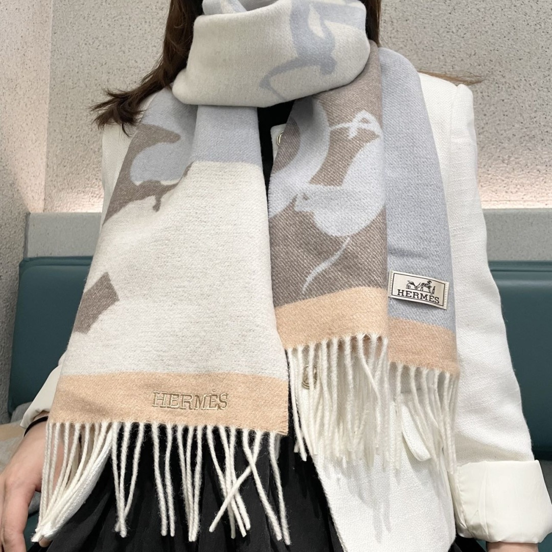 NO:678440,The new 2025 Hermès men's and women's scarves are available, buy them and cherish them~ They are all export orders, so it is rare to find something that is small but refined and beautiful. You must buy this H family women's scarf. The style is very feminine and it is a very Classic design for men and women. The classic large-area fabric is made of cashmere supplied by customers. It is very fine and soft, very beautiful. The upper body effect is unparalleled.  The atmosphere is simple and the color is super nice. Any boy or girl will like this style. The small logo is very delicate and textured without being ostentatious. It is suitable for formal wear or casual wear. It can be folded in half or hung in a circle. It is stylish for a gentleman and has a warm demeanor. Material cashmere, size 32x160 high version scarf, high version scarf, Hermes19860909上新2025爱马仕男女款围巾且买且珍惜~都是出口订单所以比较难遇东西讲究少而精好看的一定要收这款H家女士围巾,款式很有女性魅力是男女款里非常Classical的设计,经典大方面料采用的是客供的羊绒细腻柔软度都非常的好,非常漂亮.上身效果无敌好看大气简约,超级好看的配色,任何男生女生都会喜欢的款吧小小Logo非常精致的点缀有质感不张扬~~搭配正装或者搭配休闲装都很合适~对折挂围或者绕圈围都完全可以,绅士有型~有温度的风度.材质羊绒,尺寸32x160高版本围巾,高版本围巾,hermes,scarf