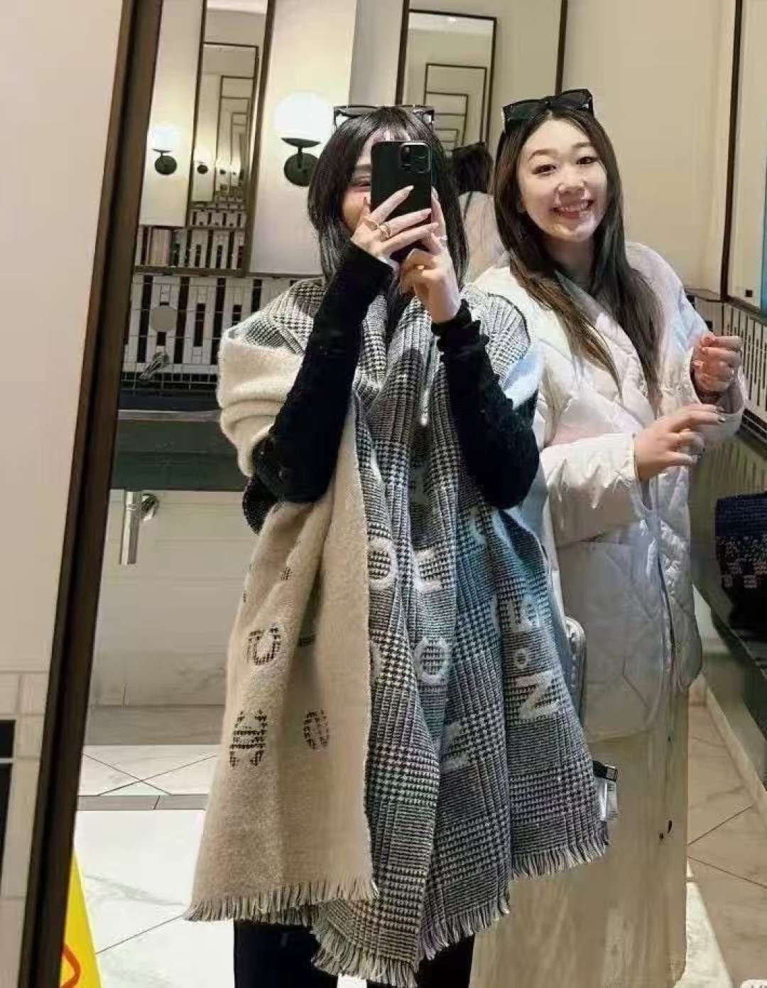NO:678443,Chanel's new girls are out to hit the streets. The black color tone is really invincible and classic. It's not a tacky bleached color. It's just the color, a high-end color with a little bit of rice. ~100% pure cashmere~ The size of the scarf is 70*200, which makes people fall in love with it, and feels as soft as a cloud. If you see the real thing, you will know what makes Suo's scarf eclipse. It will be a proper C-level debut in 2025!  It's so soft that your skin melts when it comes in contact, and it won't prick at all!  high version scarf, high version scarf, chanel19860909香奈儿新款姑娘们出来炸街啦 黑色系色调真的无敌经典了.不是俗气的漂白.就本色调,带点米的高级配色.～百分百纯山羊绒～ 规格70*200围巾,让人爱不释手,触感如云朵般柔软.如果你看到实物,就知道什么是让suo有围巾黯然失色,2025年妥妥的C位出道！ 接触皮肤软到心都化了,一点也不会扎！高版本围巾,高版本围巾,chanel,scarf