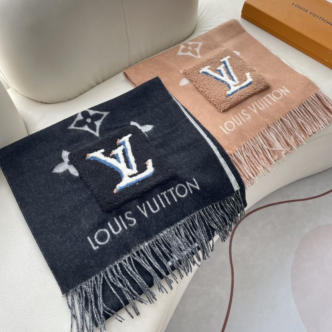 NO:678447,LV pocket cashmere long scarf LV's new shawl scarf continues the winter classic cashmere with rabbit fur pockets, and the Monogram pattern is more noble. The long tassel is a large L letter and Monogram floral trim. 190 x 46.cm Pocket rabbit fur L letter and Monogram floral jacquard texture long tassel trim high version scarf, high version scarf, louis vuitton, shawls19860909LV口袋羊绒长巾LV新款披肩围巾,延续冬日经典羊绒添缀兔毛口袋,嵌饰 Monogram 图案更显尊贵,纤长流苏为大号 L字母和 Monogram 花卉镶边.190 x 46.cm 口袋兔毛L字母和 Monogram 花卉提花织纹长流苏饰边高版本围巾,高版本围巾,louis vuitton,shawls,scarf