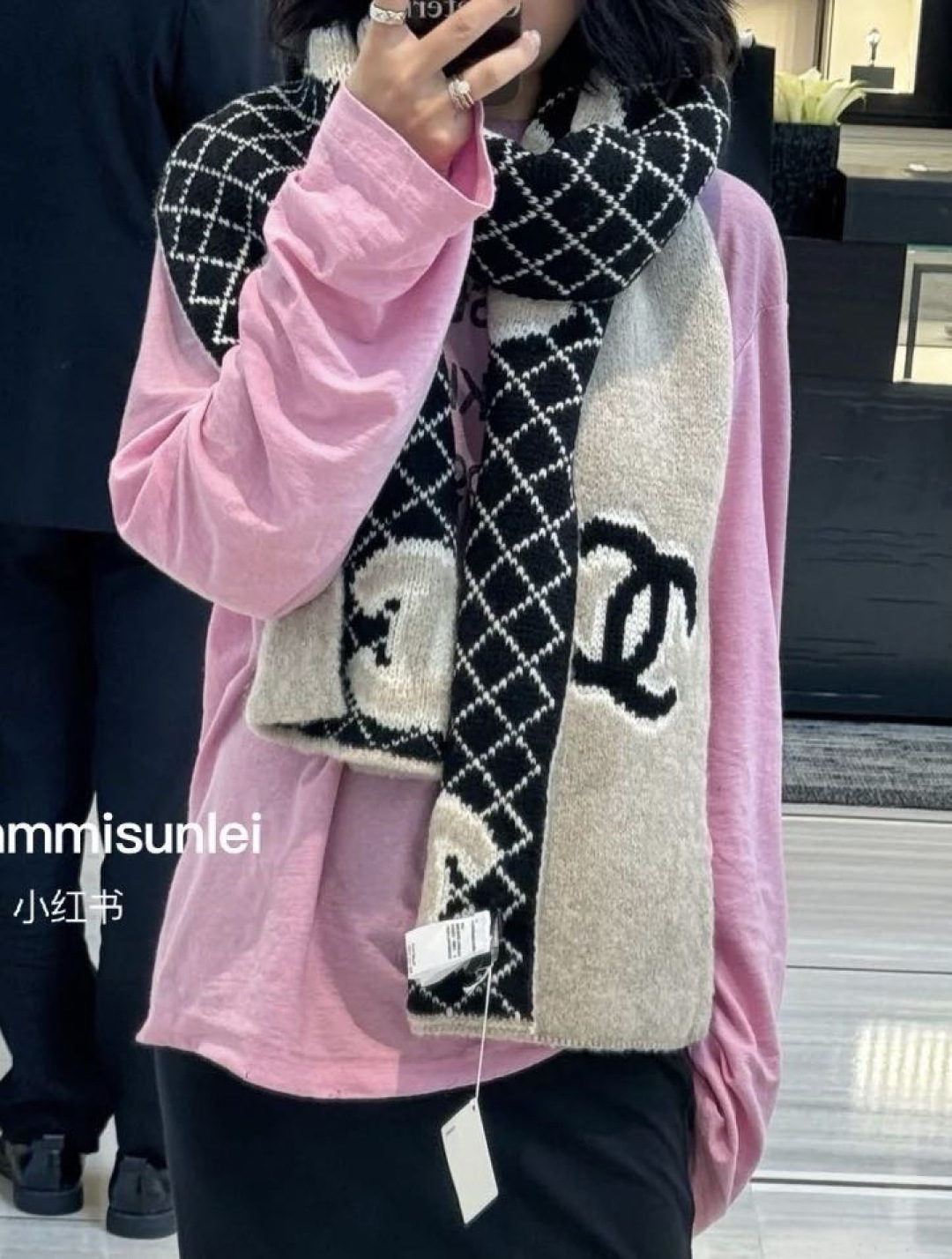 NO:678757,Chanel knitted double-sided scarf, top-end high-end product, beautiful and versatile, limited edition at the counter. Even if you have money, it is difficult to order top-quality cashmere knitted scarf. The entire scarf is all hand-knitted, high quality 35*200cm, soft and comfortable texture. High version scarf, high version scarf, chanel19860909香奈儿针织双面围巾,顶级高端货绝美百搭款专柜限量哦有钱都很难订到顶级山羊绒针织围巾,整条围巾全部手工订制针织,品质上乘35*200cm,质地柔软舒适高版本围巾,高版本围巾,chanel,scarf