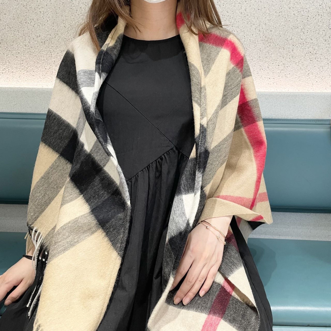 NO:678655,Burberry’s real benefits!  !  】【Feel free to compare the quality of ours with any product on the market!  】The most awesome original item in the history of Bu, [Burberry double-sided cloak] is a classic among classics. This batch of original items is all-inclusive. It was originally ordered for export. However, it was detained for unknown reasons. Qc revealed the reason for the detention and introduced that this AB side effect is difficult to weave. The estimated counter price is 19,980+. It is a practical thing comparable to cashmere coats and can be double-sided.  It can be worn twice. If you don’t buy it, who should buy it? And the original label and original tag come with anti-counterfeiting triangle scarf. Cashmere 5 wool international standard. More than 95% are pure cashmere. The light counter has started to arrange spinning and weaving in April at the beginning of the year. Look at the details such as real corner hemming and other high-end goods. I haven’t taken hundreds of them home to steal high-version scarves, high-version scarves, burberry.19860909巴宝莉真真正正的福利！！】【尽管拿市面上任何一家的货来对比我家品质！】Bu史上最牛掰的原单货,【博柏利双面斗篷】经典中的经典.这批原单全包.本来订制出口单.但是不明原因被扣留,Qc并于透露滞留原因介绍这款AB面效果很难织造预计专柜售价19980+.可以和羊绒大衣媲美的实用东西而且双面可以两穿.不买它买谁而且原标原吊牌带防伪三角围巾羊绒5羊毛国际标准.超过95都是纯羊绒光专柜这个单都是年初4月份就开始安排纺纱织造看看真角包边等细节高端识货的还不拿上几百条回家偷乐去高版本围巾,高版本围巾,burberry,scarf