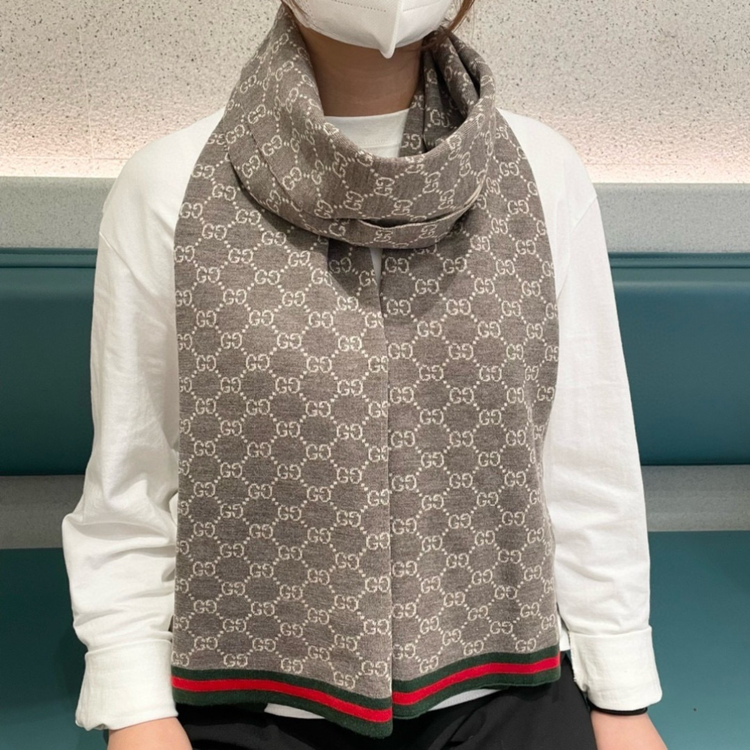 NO:678672,2025 counter's latest Gucci hot arrival. Top-grade yarn-dyed technology. This technology is only available in big-name pure OEM factories. Top-grade knitted plus cashmere scarves. High-end products. Fashionable big-name colors. Super positive, super soft, warm and skin-friendly. The simple plain colors are very grand... It is really a rare product. The 32*180cm size long scarf is definitely a high-end boutique that is easy to use. Wearing it, you can go to all major counters with confidence. High version scarf, high version scarf198609092025专柜最新款古奇火爆来袭顶级色织工艺此工艺只有大牌纯正代工厂才有的工艺顶级针织加羊绒围巾高尖端产物时尚大牌颜色超正超级柔软保暖亲肤,简单的素色非常大气..真的是臻品罕见.32*180cm尺寸长巾绝对是手慢无的高端精品戴着它可以放心的去各大专柜遛弯哦,高版本围巾,高版本围巾,scarf