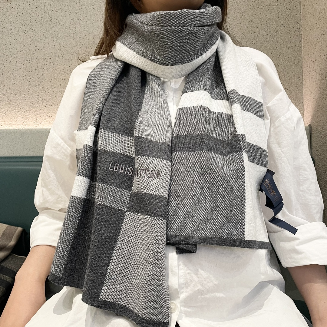 NO:678692,2025 counter's latest Gucci hot arrival. Top-grade yarn-dyed technology. This technology is only available in big-name pure OEM factories. Top-grade knitted plus cashmere scarves. High-end products. Fashionable big-name colors. Super positive, super soft, warm and skin-friendly. The simple plain colors are very grand... It is really a rare product. The 32*180cm size long scarf is definitely a high-end boutique that is easy to use. Wearing it, you can go to all major counters with confidence. High version scarf, high version scarf198609092025专柜最新款古奇火爆来袭顶级色织工艺此工艺只有大牌纯正代工厂才有的工艺顶级针织加羊绒围巾高尖端产物时尚大牌颜色超正超级柔软保暖亲肤,简单的素色非常大气..真的是臻品罕见.32*180cm尺寸长巾绝对是手慢无的高端精品戴着它可以放心的去各大专柜遛弯哦,高版本围巾,高版本围巾,scarf