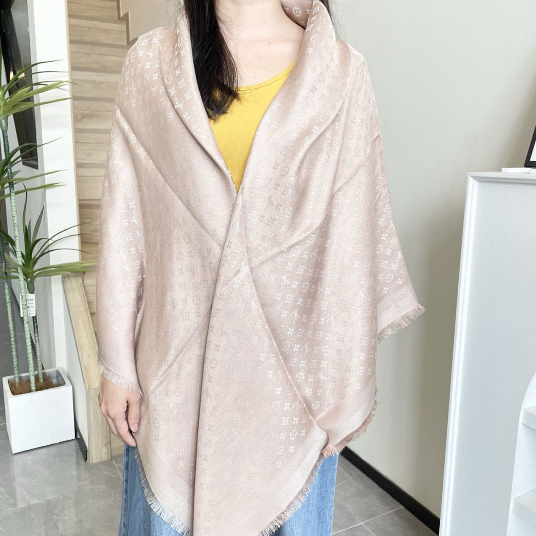 NO:678660,Square scarf] LV shawl's classic gold silk with the gorgeous texture of silk and wool blends, suitable for matching with ready-to-wear and accessories series. Size 140 x 140cm Fabric 57 wool, 43 silk high version scarf, high version scarf, louis vuitton, real silk, shawls19860909方巾】LV披肩经典金丝搭配丝毛混纺的华美质感,与成衣和配饰系列单品搭配相宜. 尺寸140 x 140cm 面料 57羊毛,43真丝高版本围巾,高版本围巾,louis vuitton,real silk,shawls,scarf