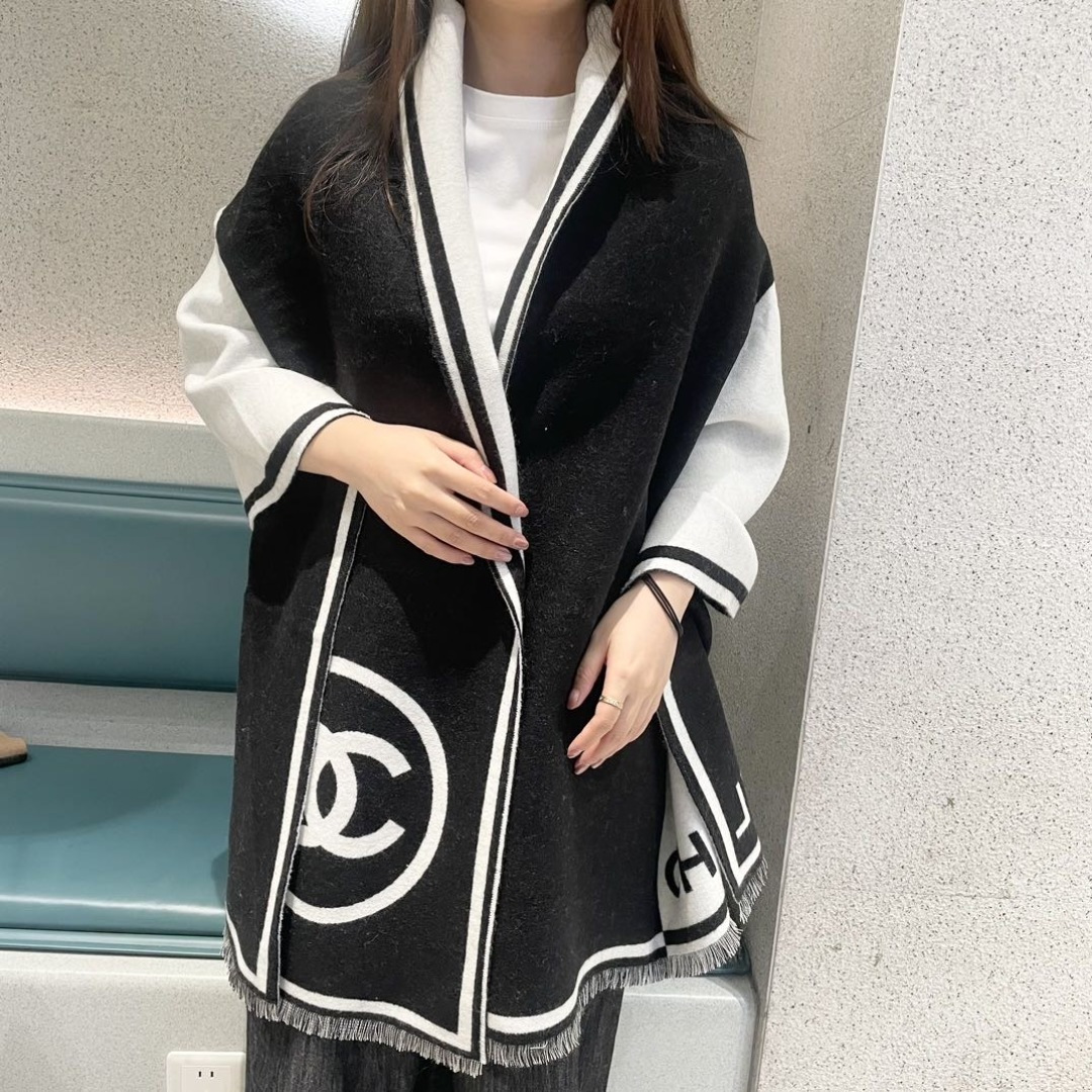 NO:678664,Chanel black and white symmetrical double-sided shawl, black and white super classic color scheme, simple and attractive style, 98 cashmere 2 wool, soft and warm to the touch, you will feel safe when you wrap it in winter, large size 195*65CM, can be used as a scarf, shawl, and also as a portable blanket. High version scarf, high version scarf, chanel, shawls19860909香奈儿黑白对称双面大披肩 黑白超级经典配色 款式简单耐看 98羊绒2羊毛 手感柔软且温暖 冬天裹上它就很有安全感 大尺寸195*65CM 可以当围巾 披肩 还能当随身毯高版本围巾,高版本围巾,chanel,shawls,scarf