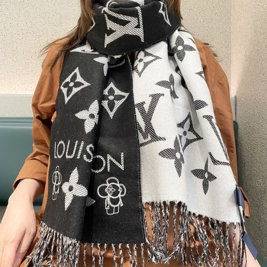 NO:678632,It’s finally shipped. This year’s most popular pink and white scarf, this LVEssential scarf, focuses on big elements. It uses the Monogram pattern and the Louis Vuitton logo to declare the brand heritage. It is paired with soft tassel trim, making it a casual choice besides Reykjavik scarf. 186x34 cm (length x height) wool tassel trim Monogram pattern high version scarf, high version scarf, louis vuitton, louis vuitton19860909终于出货啦,今年热度最高的嫩粉拼白围巾本款LVEssential围巾聚焦大元素,以Monogram图案和路易威登标识宣示品牌底蕴,搭配柔美流苏饰边,成就Reykjavik围巾之外的闲适之选.186x34厘米(长度x高) 羊毛流苏饰边 Monogram图案高版本围巾,高版本围巾,louis vuitton,louis vuitton,scarf