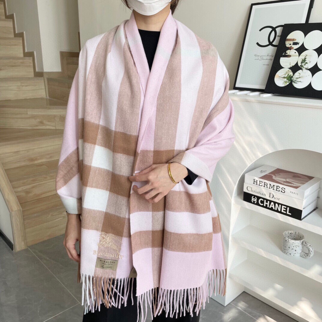 NO:678696,High-end and good quality. The market quality is different. New popular models. Burberry shawls for couples. Exclusive products. Luxury is in the size. High-end quality. Only with super high cashmere quality will this brand favor this quality product. It is a rare knitted scarf on the market. It is really a super high-end product. Only such a big brand can have it. Every color is loved and every color is retained. Selling one less good product. Imported knitted cashmere. Size 200*70 high version scarf, high version scarf, burberry, shawls19860909高端好品质 市场质量不一样 爆款上新 情侣款巴宝利披肩 独家牛货 奢华尽在尺寸之间,高端品质具有超高羊绒品质才会被此品牌青睐这种精品是市场上及其少见的围巾针织,真是超级高端货只有这种大品牌才会拥有每色都是大爱每色都留.卖一条少一条的好货 进口针织羊绒 尺寸200*70高版本围巾,高版本围巾,burberry,shawls,scarf