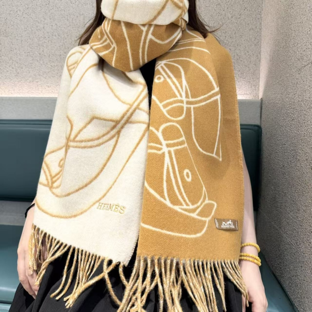 NO:678701,The new 2025 Hermès double-sided men's and women's scarves are available, buy them and cherish them~ They are all export orders, so it is rare to find something that is small but refined and beautiful. You must buy this H family women's scarf. The style is very feminine and charming. It is a very Classic design for men and women. The classic large-area fabric is made of cashmere supplied by customers. It is very fine and soft, very beautiful. The upper body effect is invincible.  Nice and simple, super nice color scheme, a style that any boy or girl will like. The small logo is very delicate and textured without being ostentatious. It is suitable for formal wear or casual wear. It can be folded in half or hung in a circle. It is stylish for a gentleman and has a warm demeanor. Material cashmere, size 46x200 high version scarf, high version scarf, hermes19860909上新2025爱马仕双面男女款围巾且买且珍惜~都是出口订单所以比较难遇东西讲究少而精好看的一定要收这款H家女士围巾,款式很有女性魅力是男女款里非常Classical的设计,经典大方面料采用的是客供的羊绒细腻柔软度都非常的好,非常漂亮.上身效果无敌好看大气简约,超级好看的配色,任何男生女生都会喜欢的款吧小小Logo非常精致的点缀有质感不张扬~~搭配正装或者搭配休闲装都很合适~对折挂围或者绕圈围都完全可以,绅士有型~有温度的风度.材质羊绒,尺寸46x200高版本围巾,高版本围巾,hermes,scarf