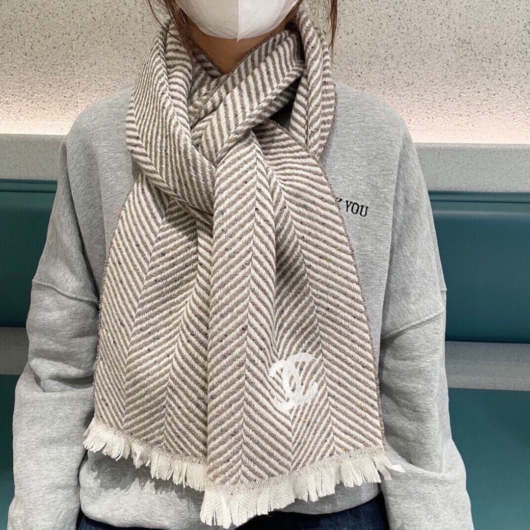 NO:678704,Chanel's new girls are out to hit the streets. The black color tone is really invincible and classic. It's not a tacky bleached color. It's just the color, a high-end color with a little bit of rice. ~100% pure cashmere~ The size of the scarf is 35*180, which makes people fall in love with it, and feels as soft as a cloud. If you see the real thing, you will know what makes Suo's scarf eclipse. It will be a proper C-level debut in 2025!  It's so soft that your skin melts when it comes in contact, and it won't prick at all!  high version scarf, high version scarf, chanel19860909香奈儿新款姑娘们出来炸街啦 黑色系色调真的无敌经典了.不是俗气的漂白.就本色调,带点米的高级配色.～百分百纯山羊绒～ 规格35*180围巾,让人爱不释手,触感如云朵般柔软.如果你看到实物,就知道什么是让suo有围巾黯然失色,2025年妥妥的C位出道！ 接触皮肤软到心都化了,一点也不会扎！高版本围巾,高版本围巾,chanel,scarf