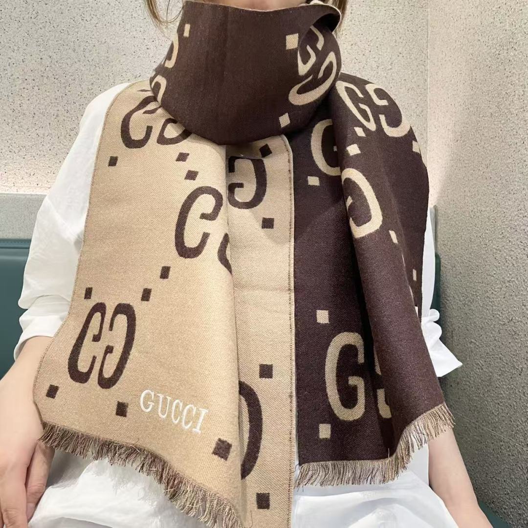 NO:678708,Hot counters synchronize new models. The world-ending version is coming. It’s not that it’s not done, but it’s just not the ultimate. The top version is shipped, with a wool silk scarf, decorated with an oversized design GG pattern. The GG logo, first used in the 1970s, evolved from the original Gucci diamond design in the 1930s, and was later established as a symbol of Gucci heritage. The GG pattern returns to the forefront of fashion in a new way, aiming to pay tribute to the origin of Gucci. Brown and beige GG jacquard wool silk 35 cm (width) x  180 cm (length) fabric silk wool high version scarf, high version scarf, gucci, real silk19860909火爆专柜同步新款 灭世版本来袭,不是不做,只是还没做到极致,顶级版本出货,羊毛真丝围巾,装饰超大造型设计GG图案.于1970年代首次使用的GG标识从始于1930年代的初始Gucci菱形设计演化而来,其后便被设立为Gucci传承的标志,GG图案以全新方式重返时尚前沿,旨在向Gucci的本源致敬.棕色和米色GG提花羊毛真丝35厘米（宽） x 180厘米（长） 面料真丝羊毛高版本围巾,高版本围巾,gucci,real silk,scarf