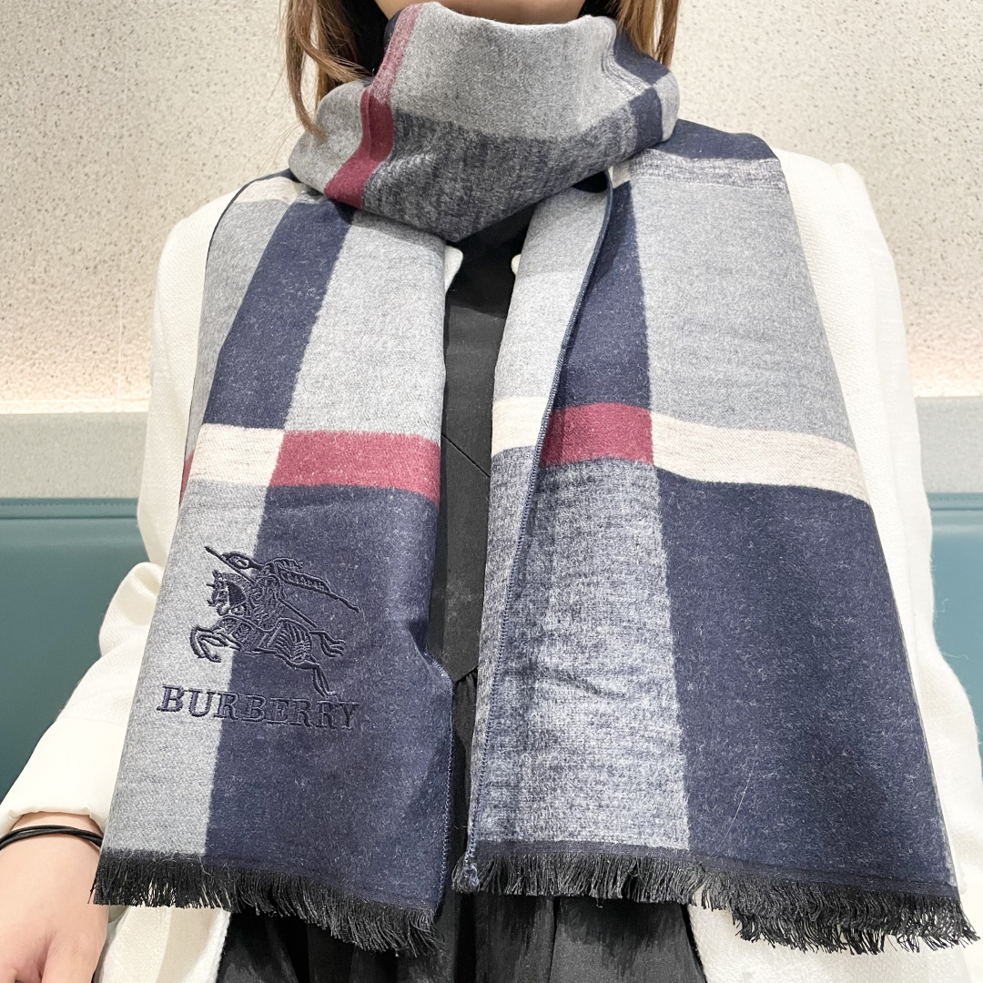 NO:678711,The new 2025 Hermès men's and women's scarves are available, buy them and cherish them~ They are all export orders, so it is rare to find something that is small but refined and beautiful. You must buy this H family women's scarf. The style is very feminine and it is a very Classic design for men and women. The classic large-area fabric is made of cashmere supplied by customers. It is very fine and soft, very beautiful. The upper body effect is unparalleled.  The atmosphere is simple and the color is super nice. Any boy or girl will like this style. The small logo is very delicate and textured without being ostentatious. It is suitable for formal wear or casual wear. It can be folded in half or hung in a circle. It is stylish for a gentleman and has a warm demeanor. Material cashmere, size 32x160 high version scarf, high version scarf, Hermes19860909上新2025爱马仕男女款围巾且买且珍惜~都是出口订单所以比较难遇东西讲究少而精好看的一定要收这款H家女士围巾,款式很有女性魅力是男女款里非常Classical的设计,经典大方面料采用的是客供的羊绒细腻柔软度都非常的好,非常漂亮.上身效果无敌好看大气简约,超级好看的配色,任何男生女生都会喜欢的款吧小小Logo非常精致的点缀有质感不张扬~~搭配正装或者搭配休闲装都很合适~对折挂围或者绕圈围都完全可以,绅士有型~有温度的风度.材质羊绒,尺寸32x160高版本围巾,高版本围巾,hermes,scarf