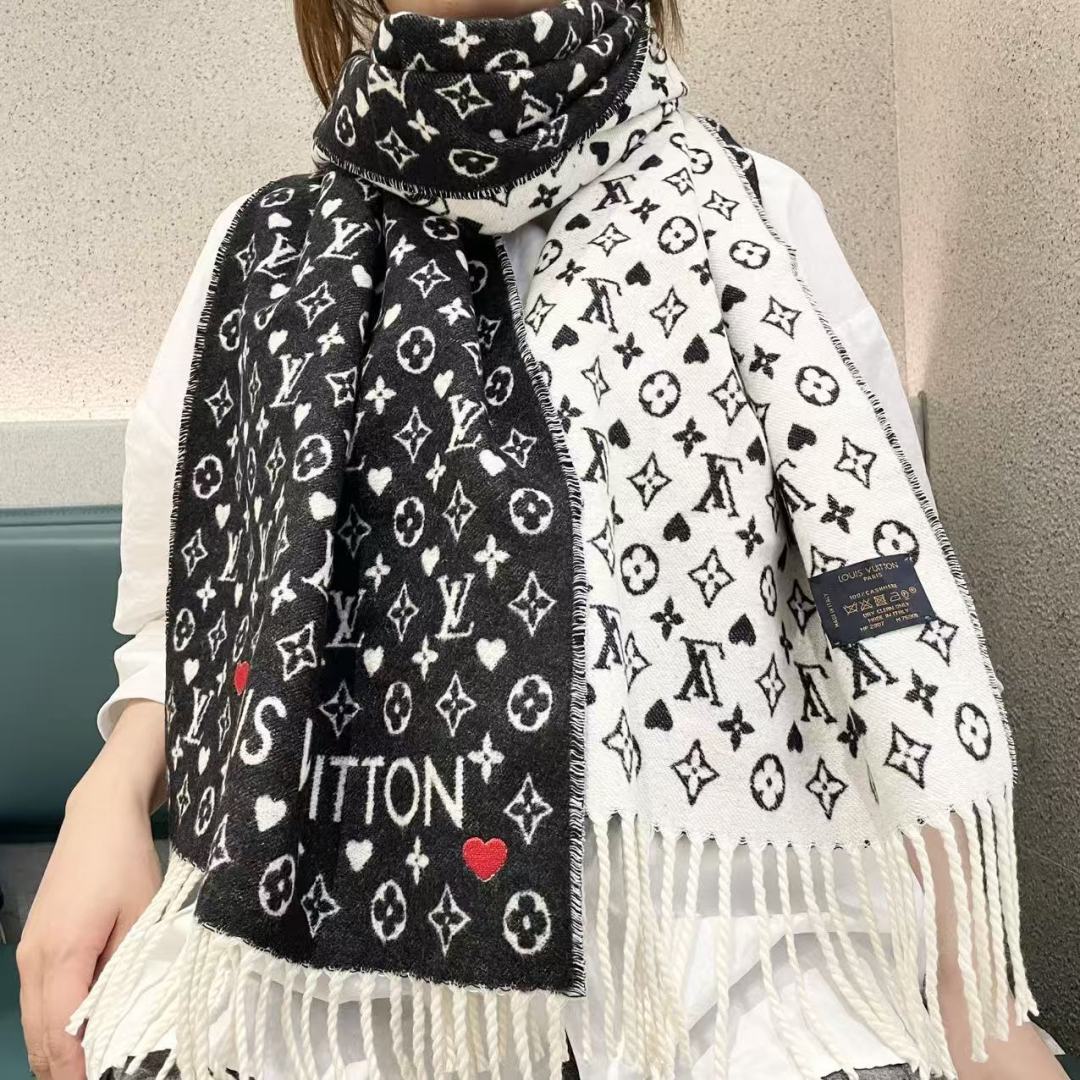 NO:678686,The new style is here. The official website synchronizes the new style. Original order This Studdy Reykjavik scarf incorporates rock and roll elements, bringing rock and roll rhythm to the cold winter. The soft cashmere fabric is decorated with large Monogram Flowers and LV love mother-in-law texture, and is decorated with polished studs. The texture is light, making it an ideal travel companion. Monogram Flowers and LV  Initials jacquard textured background, contrasting Louis Vuitton English text on the bottom, size 180×45cm high version scarf, high version scarf, louis vuitton, louis vuitton19860909新款来了 官网同步新款 原单此款 Studdy Reykjavik 围巾融入了摇滚元素,为寒冷冬日带来摇滚韵律.柔软的羊绒面料上饰有大号 Monogram Flowers 和 LV 爱心母织纹,搭配抛光饰钉装饰.质感轻盈,是理想的旅行伴侣Monogram Flowers 和 LV 首字母提花织纹背景,底端饰有对比色路易威登英文字样,尺寸180×45cm高版本围巾,高版本围巾,louis vuitton,louis vuitton,scarf