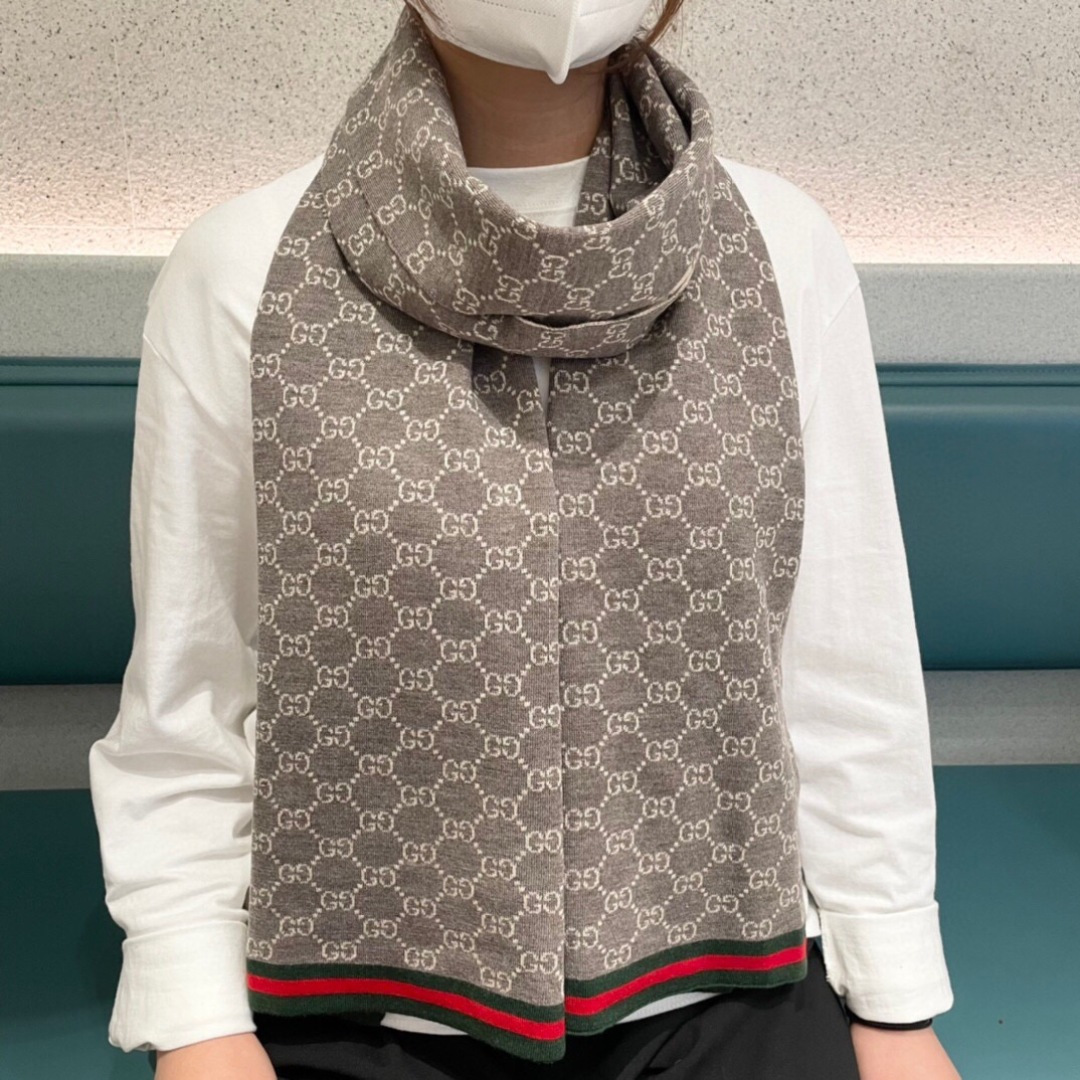 🉐️175💋2024专柜最新款💨古奇火爆来袭💥🎊顶级色织工艺🔥此工艺只有大牌纯正代工厂才有的工艺‼️100%顶级针织加羊绒👐围巾♨️高尖端产物⚠️🔥时尚大牌颜色超正💟👍超级柔软保暖亲肤，简单的素色非常大气‼️..💎💟真的是臻品罕见.32*180cm尺寸长巾💟绝对是手慢无的高端精品‼️戴着它可以放心的去各大专柜遛弯哦，