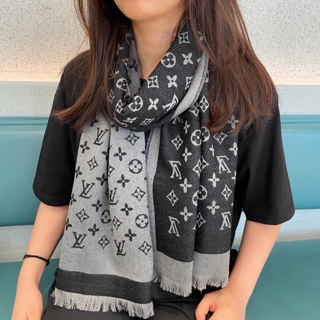 🉐️195 路易威登重磅原单，一模一样 LV专柜新色 出口境外。专柜的最新限量双面拼色‼️【限量版】品质极好,精工高密度字体无比清晰 面料为最顶级高原喀什米尔羊毛真丝(和专柜一样) 手感柔软丝滑 奢华有质感！👑颜色搭配非常贵族色，对比强烈，非常养眼👑这款披肩将混搭，质地柔软而温暖  今年必火，速速入手
【48*200 羊绒】