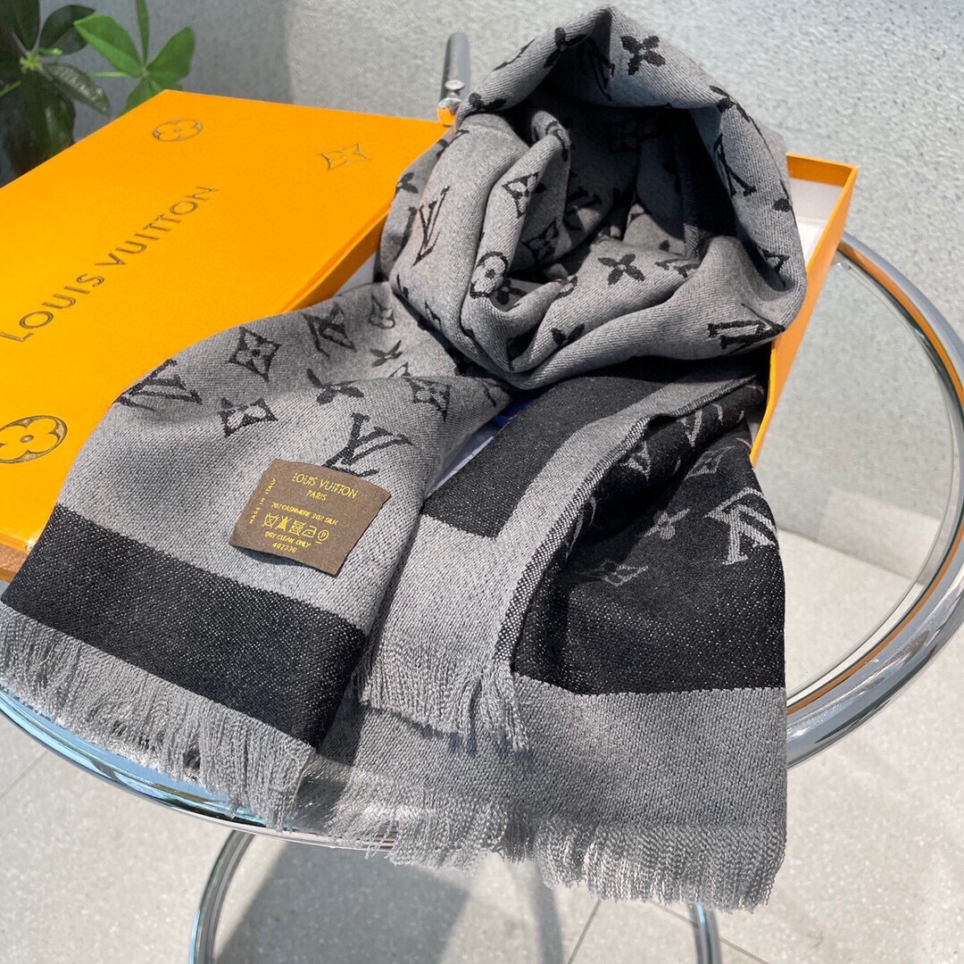 🉐️195 路易威登重磅原单，一模一样 LV专柜新色 出口境外。专柜的最新限量双面拼色‼️【限量版】品质极好,精工高密度字体无比清晰 面料为最顶级高原喀什米尔羊毛真丝(和专柜一样) 手感柔软丝滑 奢华有质感！👑颜色搭配非常贵族色，对比强烈，非常养眼👑这款披肩将混搭，质地柔软而温暖  今年必火，速速入手
【48*200 羊绒】