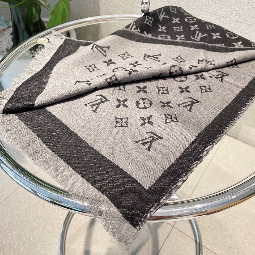 🉐️195 路易威登重磅原单，一模一样 LV专柜新色 出口境外。专柜的最新限量双面拼色‼️【限量版】品质极好,精工高密度字体无比清晰 面料为最顶级高原喀什米尔羊毛真丝(和专柜一样) 手感柔软丝滑 奢华有质感！👑颜色搭配非常贵族色，对比强烈，非常养眼👑这款披肩将混搭，质地柔软而温暖  今年必火，速速入手
【48*200 羊绒】