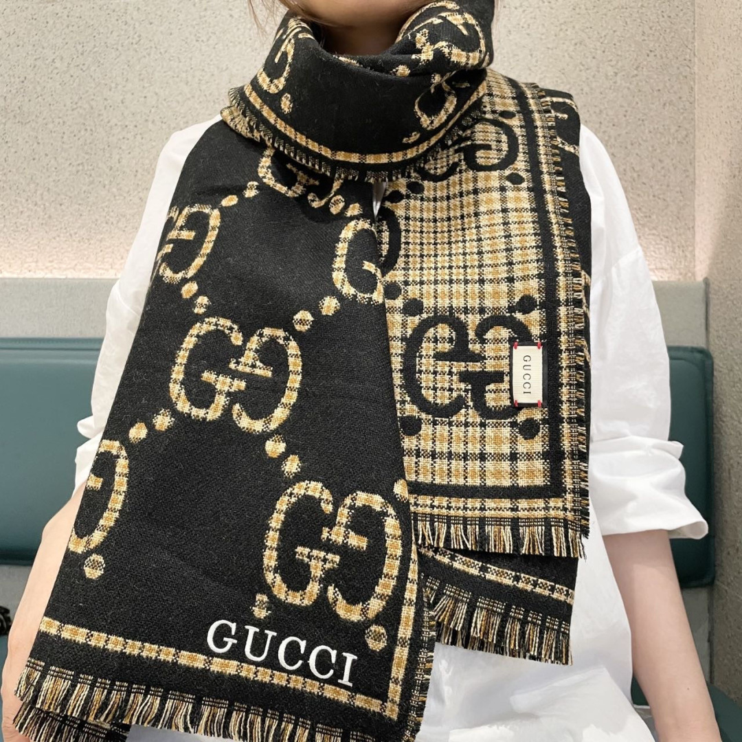 NO:704221,Gucci ·  Gucci's classic cashmere shawl scarf is a hard product. As for the arrangement of the hemp slip, one batch of the original original export order has been delivered, one of which has just passed customs and went straight to the UK. The last batch is still in emergency production. I don't want to describe this kind of product anymore. It is a must-have item for thousands of years. It is suitable for both men and women. The buyer takes away some of it.  The fabric is cashmere. It feels soft and waxy, not heavy. It is super warm and skin-friendly. It is low-key and luxurious. Every color is so loved that I love it so much. Every color must be arranged. At such a good price, it will break your head if you miss it. Size 70*180cm high version scarf, high version scarf, gucci, shawls19860909Gucci · 古奇经典羊绒披肩围巾来个硬货.麻溜的安排上.纯正出口原订单已经交货一批,其中一批刚过海关,直蹦英国.最后一批还在紧急生产中.这种货已经不想多描述了,万年必备款.男女通用.买手带走一部分.面料羊绒.手感软糯,不厚重.超级保暖亲肤.及其低调奢华每个色都是爱到爆炸每色必须安排上.这么好的价位,错过敲烂脑壳儿size70*180cm高版本围巾,高版本围巾,gucci,shawls,scarf