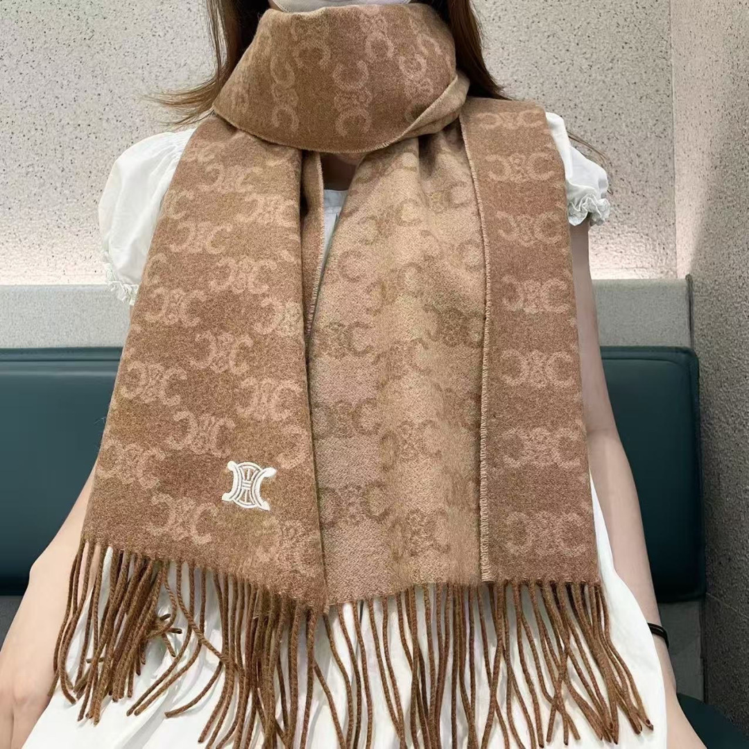 NO:704178,Sailin Arc de Triomphe Sanlin presbyopic cashmere scarf has finally been shipped... The upper body picture that many babies have asked for is here!  The texture of cashmere is soft and super comfortable to wear!  The double-sided light and dark contrast colors make it less monotonous. A must-have material for winter and autumn, the material is super skin-friendly and soft, super versatile and white, perfect for windbreakers, coats and down jackets, fairies!  !  Light maroon and chocolate milk tea three colors optional; size 36x190: material 100% cashmere high version scarf, high version scarf, down jacket19860909赛林 凯旋门散林老花羊绒围巾终于出货了……很多宝宝要的上身图来啦！羊绒的质地戴起来软乎乎超舒服！双面明暗对比色,围起来不会那么单调.冬秋季必入款材料超级亲肤柔软,超级无敌百搭又显白,风衣大衣羽绒服的绝配仙女们冲！！浅栗色和巧克力奶茶三色 可选；尺寸36x190:材料100 ％羊绒高版本围巾,高版本围巾,down jacket,scarf