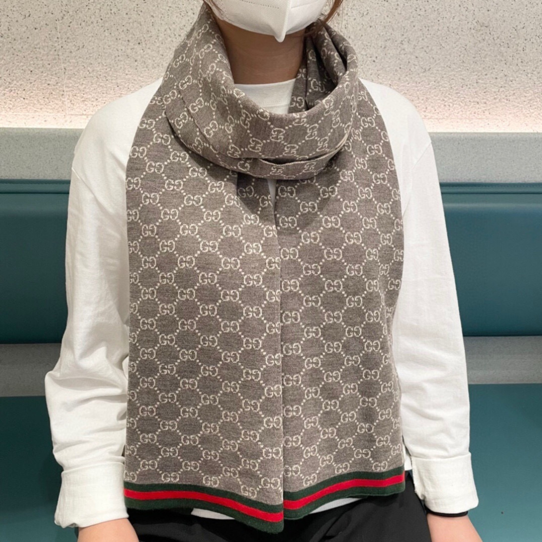 NO:704189,2025 counter's latest Gucci hot arrival. Top-grade yarn-dyed technology. This technology is only available in big-name genuine factories. Top-grade knitted plus cashmere scarves. High-end products. Fashionable big-name colors. Super positive, super soft, warm and skin-friendly. The simple plain colors are very grand.. It is really a rare product. The 32*180cm size long scarf is definitely a high-end boutique that is easy to use. Wearing it, you can go to all major counters with confidence. High version scarf, high version scarf.198609092025专柜最新款古奇火爆来袭顶级色织工艺此工艺只有大牌纯正代工厂才有的工艺顶级针织加羊绒围巾高尖端产物时尚大牌颜色超正超级柔软保暖亲肤,简单的素色非常大气..真的是臻品罕见.32*180cm尺寸长巾绝对是手慢无的高端精品戴着它可以放心的去各大专柜遛弯哦,高版本围巾,高版本围巾,scarf