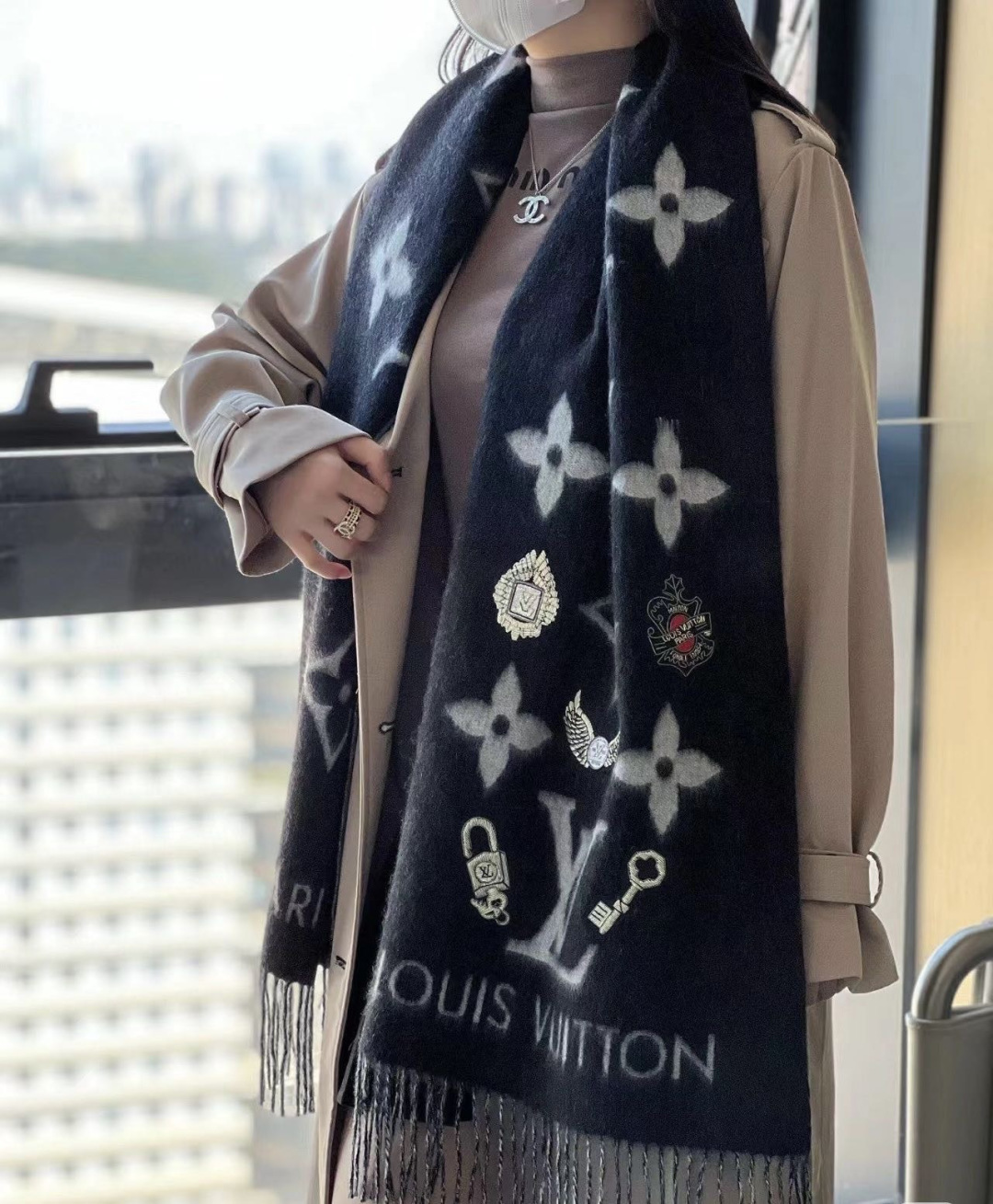 NO:704200,No need to buy on behalf of others to get excited!!!~~ It’s hard to buy authentic products of this series even if you have money. Our quality is really amazing. If you are purchasing on behalf of others, the price of your own mother will once again benefit mankind!  If you buy the genuine product, you will probably cry in the toilet. The best channel is to buy a black and white cashmere scarf with heavy industrial embroidery and a super limited edition badge at the counter. You can hardly see it in domestic counters, and most of them are pre-ordered. The very limited edition is really exaggerated. This series of limited editions is really rare.  The degree of physical rework is amazing. Let me talk about a few key points of this fake product. 1 [About the scarf itself] Have you seen various so-called high-end versions on the market? No matter how good it is, it can’t compare to this one. The hairiness is clear, the cashmere is delicate, and the presbyopia and font are very clear. The most important reason is the cashmere grade!  Ours is the same top-grade cashmere as the counters. Only the yarn can achieve such visual beauty and feel. 2 [About embroidery] It is extremely heavy-duty!  !  !  It is purely handmade by Indian workers, and the embroidery on it is made of Indian metal wire, which is really awesome!  You may not feel the metal three-dimensionality when looking at the pattern in the picture, but you will understand the texture of the real thing when you see it and touch it with your own hands. Even the counter price is quite worth it!  Not to mention our mother-in-law, all the ladies around me praise it. 3 [About the beard edge and the black line on the side] The beard must be a fat cashmere beard. This beard is also the highlight of the whole scarf. Many inferior versions have very thin beards... Then there are the ones with a line on both sides of the front and back. This is only possible with correct plate registration technology. In fact,  I will definitely not be disappointed when I receive it. It is indeed a limited series. It does not depend on the color, but simply relies on the ingenuity and technology. It is very impressive. You must believe me. This design is probably very difficult to encounter again. The pure tail is lost. When you see it, hurry up and buy it. The specification is 40*200cm (including beard length). The best pure cashmere...high version scarf, high version scarf19860909免代购激动!!!~~这个系列正品有钱都很难买,我们的品质真的绝了,代购的来~亲妈价格再一次造福人类！买了正品的估计要哭晕在厕所里,最好的渠道零头的价格,买到赚到专柜超级限量的徽章重工刺绣黑白羊绒围巾,国内专柜基本看不到身影,基本都被内定了,非常限量真的好夸张,这个系列限量款真的太难得了,实物重工程度令人惊叹这款流弊货先说几个关键点1【关于围巾本身】你们看过市面上的所谓各种高级版的吧,再好的比不过这个,毛羽清晰,羊绒细腻,老花和字体都非常分明这其中最重要的原因就是羊绒等级！我们的是和专柜一样的最顶级的羊绒,出来的纱线才能达到这样的视觉美感和手感2【关于刺绣】重工的不得了！！！由印度工人纯手工制作,上面的刺绣用的是印度金属丝,真心牛逼！图案看图片可能感受不到那种金属立体,实物的质感真的亲手看到摸到你就会懂,即便专柜价都觉得相当值！更何况我们亲妈价,身边的贵妇们无一不夸赞3【关于须边和旁边的黑线】须是胖胖的那种羊绒须,这个须也是整条围巾的点睛之处了,很多劣质版本的须非常细…然后就是正反面两侧都有一条线的,这是正确对版工艺才会有的好了,实物收到绝对不失望不愧是限量系列~不靠花色,就简简单单靠匠心技术令人折服要收啊,一定一定要相信我,这个设计估计很难再遇到了~纯尾一丢丢,见好赶紧入规格40*200cm(含须长度)极品纯羊绒…高版本围巾,高版本围巾,scarf