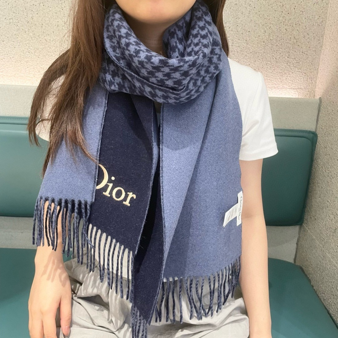 NO:704206,The same DD scarf worn by Dior stars. The classic style will never go out of style, and it’s super versatile. It’s super pretty!  !  Decisively keep it to yourself!  Exquisite loose beard, straightforward and not rigid, suitable for various styles, exquisite and exquisite, not much introduction, see for yourself, 32*180cm. High version scarf, high version scarf, dior, dior19860909迪奥（Dior）明星同款dd围巾.经典款永远不会过时,而且超百搭.超级好看！！果断自留！精致散须 率真不拘泥 适合各种造型 精妙绝伦 不多介绍 自己看,32*180cm.高版本围巾,高版本围巾,dior,dior,scarf