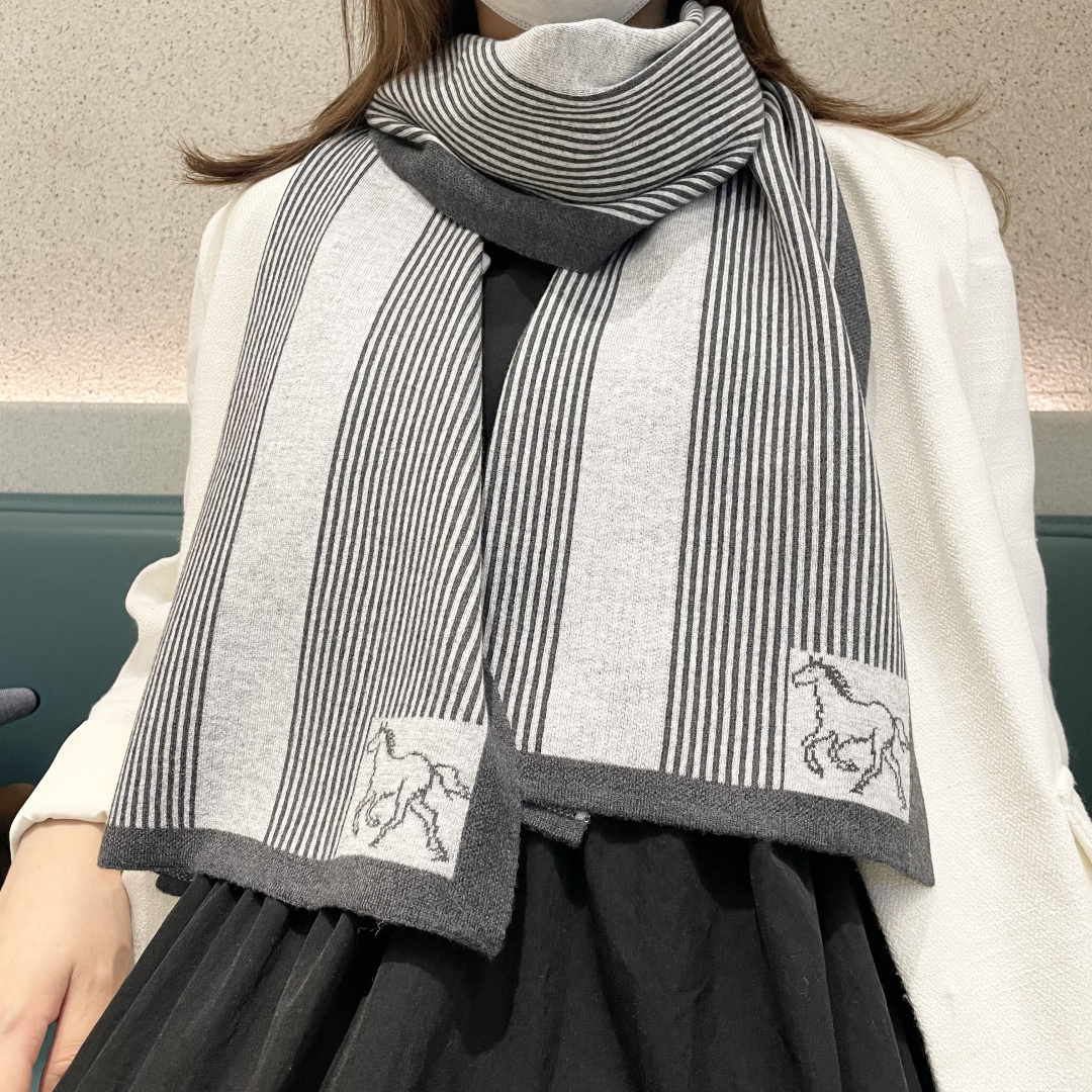 NO:704179,Hot new arrival. Exclusive Hermès goods for couples. Luxury is all in the size. High-end quality. Only with super high cashmere quality can this brand be favored. This quality is a very rare knitted scarf on the market. It is really a super high-end product. Only such a big brand can have it. Every color is a big favorite and every color is reserved. Selling one less good product. Imported knitted cashmere size 180*32 high version scarf, high version scarf, hermes19860909爆款上新 情侣款爱马仕独家牛货 奢华尽在尺寸之间,高端品质具有超高羊绒品质才会被此品牌青睐这种精品是市场上及其少见的围巾针织,真是超级高端货只有这种大品牌才会拥有每色都是大爱每色都留.卖一条少一条的好货 进口针织羊绒 尺寸180*32高版本围巾,高版本围巾,hermes,scarf