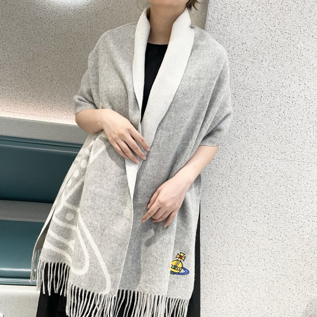 NO:704188,The new 2025 Hermès men's and women's scarves are available, buy them and cherish them~ They are all export orders, so it is rare to find something that is small but refined and beautiful. You must buy this H family women's scarf. The style is very feminine and it is a very Classic design for men and women. The classic large-area fabric is made of cashmere supplied by customers. It is very fine and soft, very beautiful. The upper body effect is unparalleled.  It looks simple and elegant, and has a super nice color scheme. It is a style that any boy or girl will like. The small logo is very exquisite and has a texture that is not ostentatious. It is suitable for formal wear or casual wear. It can be folded in half or hung in a circle. It is stylish for a gentleman and19860909上新2025爱马仕男女款围巾且买且珍惜~都是出口订单所以比较难遇东西讲究少而精好看的一定要收这款H家女士围巾,款式很有女性魅力是男女款里非常Classical的设计,经典大方面料采用的是客供的羊绒细腻柔软度都非常的好,非常漂亮.上身效果无敌好看大气简约,超级好看的配色,任何男生女生都会喜欢的款吧小小Logo非常精致的点缀有质感不张扬~~搭配正装或者搭配休闲装都很合适~对折挂围或者绕圈围都完全可以,绅士有型~有温度的风度.材质羊绒,尺寸32x160高版本围巾,高版本围巾,hermes,scarf