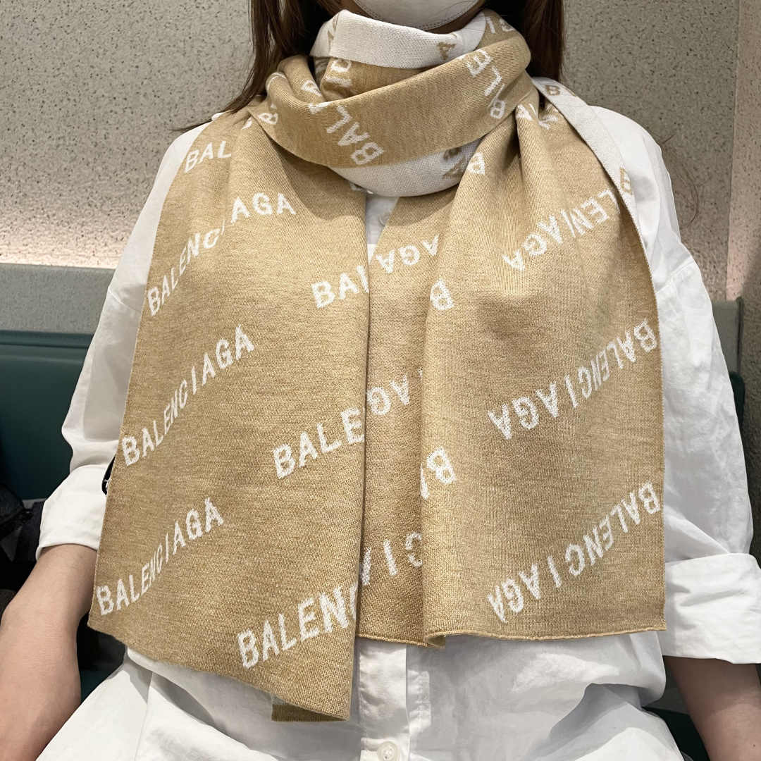 NO:704209,Hot new items, couple models, exclusive products, luxury is all in the size, high-end quality and super high cashmere quality will be favored by this brand. This quality is a very rare knitted scarf on the market. It is really a super high-end product. Only such a big brand can have it. Every color is loved and every color is reserved. Selling one less good product. Imported knitted cashmere size 180*32 high version scarf, high version scarf19860909爆款上新 情侣款 独家牛货 奢华尽在尺寸之间,高端品质具有超高羊绒品质才会被此品牌青睐这种精品是市场上及其少见的围巾针织,真是超级高端货只有这种大品牌才会拥有每色都是大爱每色都留.卖一条少一条的好货 进口针织羊绒 尺寸180*32高版本围巾,高版本围巾,scarf