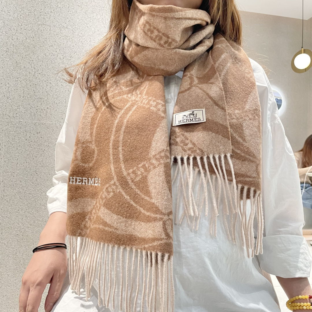 NO:704222,The new 2025 Hermès men's and women's scarves are available, buy them and cherish them~ They are all export orders, so it is rare to find something that is small but refined and beautiful. You must buy this H family women's scarf. The style is very feminine and it is a very Classic design for men and women. The classic large-area fabric is made of cashmere supplied by customers. It is very fine and soft, very beautiful. The upper body effect is unparalleled.  It looks simple and elegant, and has a super nice color scheme. It is a style that any boy or girl will like. The small logo is very exquisite and has a texture that is not ostentatious. It is suitable for formal wear or casual wear. It can be folded in half or hung in a circle. It is stylish for a gentleman and has a warm demeanor. Material cashmere, size 32x160 high version scarf, high version scarf, Hermes19860909上新2025爱马仕男女款围巾且买且珍惜~都是出口订单所以比较难遇东西讲究少而精好看的一定要收这款H家女士围巾,款式很有女性魅力是男女款里非常Classical的设计,经典大方面料采用的是客供的羊绒细腻柔软度都非常的好,非常漂亮.上身效果无敌好看大气简约,超级好看的配色,任何男生女生都会喜欢的款吧小小Logo非常精致的点缀有质感不张扬~~搭配正装或者搭配休闲装都很合适~对折挂围或者绕圈围都完全可以,绅士有型~有温度的风度.材质羊绒,尺寸32x160高版本围巾,高版本围巾,hermes,scarf
