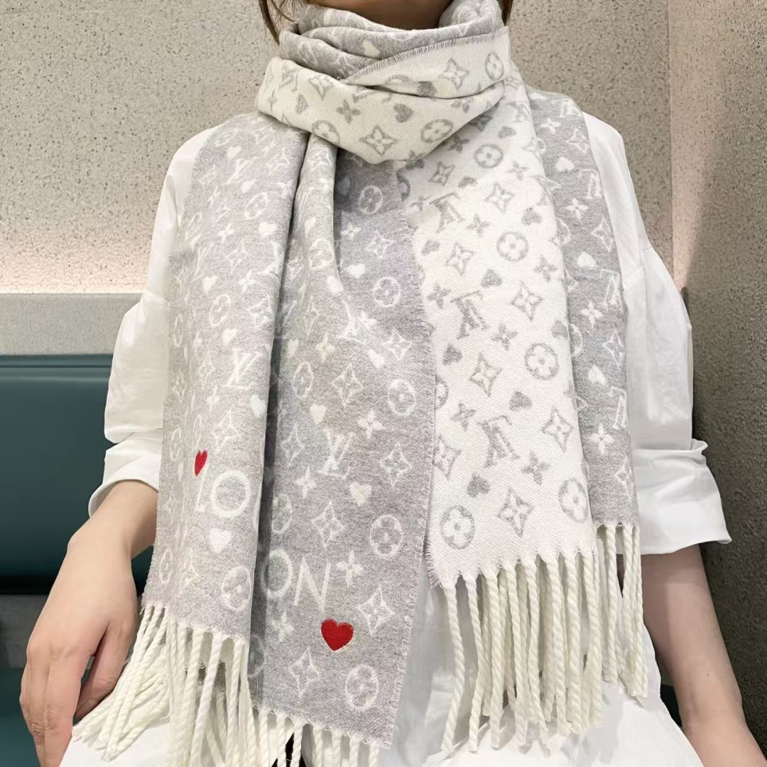 NO:704196,The new style is here. The official website synchronizes the new style. Original order This Studdy Reykjavik scarf incorporates rock and roll elements, bringing rock and roll rhythm to the cold winter. The soft cashmere fabric is decorated with large Monogram Flowers and LV love mother-in-law texture, and is decorated with polished studs. The texture is light, making it an ideal travel companion. Monogram Flowers and LV  Initials jacquard textured background, contrasting Louis Vuitton English text on the bottom, size 180×45cm high version scarf, high version scarf, louis vuitton, louis vuitton19860909新款来了 官网同步新款 原单此款 Studdy Reykjavik 围巾融入了摇滚元素,为寒冷冬日带来摇滚韵律.柔软的羊绒面料上饰有大号 Monogram Flowers 和 LV 爱心母织纹,搭配抛光饰钉装饰.质感轻盈,是理想的旅行伴侣Monogram Flowers 和 LV 首字母提花织纹背景,底端饰有对比色路易威登英文字样,尺寸180×45cm高版本围巾,高版本围巾,louis vuitton,louis vuitton,scarf