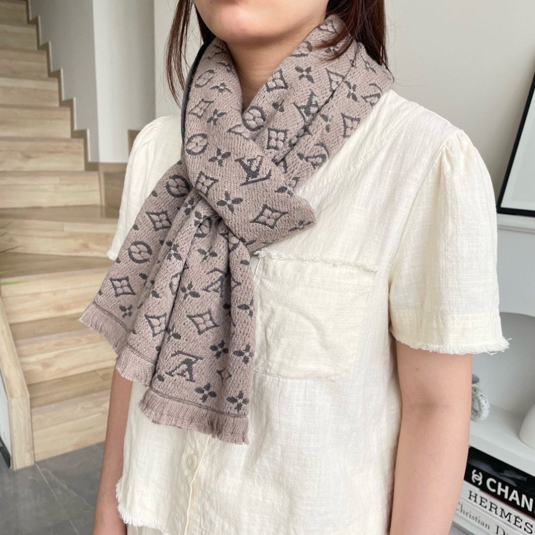 NO:704198,New!  LV is super popular and very stable. This LV men's scarf has a very masculine style. It is a very Classic design among men's models. The classic large-area fabric is made of cashmere supplied by customers. It is super soft and waxy, and the delicate softness is very good. The upper body effect is invincible, beautiful and simple, and a super good-looking color matching for any boy.  Everyone will like this style. It is very delicately decorated with old flowers and has a texture that is not ostentatious. It is a bonus for everyone to have a few extra items at the end of the purchase. The cashmere size is 40*180cm, which is very suitable for formal wear or casual wear. It can be folded in half and hung or wrapped in a circle. It is stylish for a gentleman. It has warm demeanor. High version scarf, high version scarf, louis  vuitton19860909上新！Lv超级中意非常稳这款LV男士围巾,款式很有男性魅力,是男款里非常Classical的设计,经典大方面料采用的是客供的羊绒,超级无敌软糯糯,细腻柔软度都非常的好,上身效果无敌好看大气简约,超级好看的男神配色,任何男生都会喜欢的款吧,老花非常精致的点缀,有质感不张扬~尾单余一丢丢福利大家~羊绒,规格40*180cm搭配正装或者搭配休闲装都很合适~对折挂围或者绕圈围都完全可以,绅士有型~有温度的风度高版本围巾,高版本围巾,louis vuitton,scarf