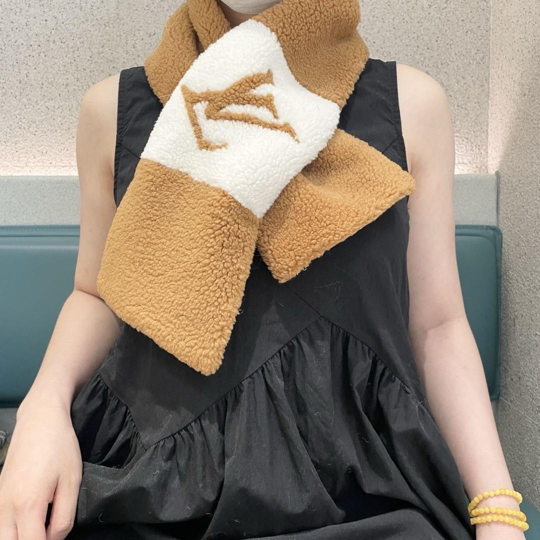 NO:704205,New shipment] LV Shearling Teddy scarf, autumn and winter coat, good friend!  The latest model, the quantity released is not large and it is almost gone in seconds, grab it now, super versatile, 110*17cm. Lambswool short fur scarf high version scarf, high version scarf, louis vuitton19860909新款出货】LV Shearling泰迪围巾 秋冬大衣好朋友！最新款,,放出来的量不大基本是秒空,这时候抓紧抢,超级百搭,,110*17cm.羔羊毛短皮草围巾高版本围巾,高版本围巾,louis vuitton,scarf