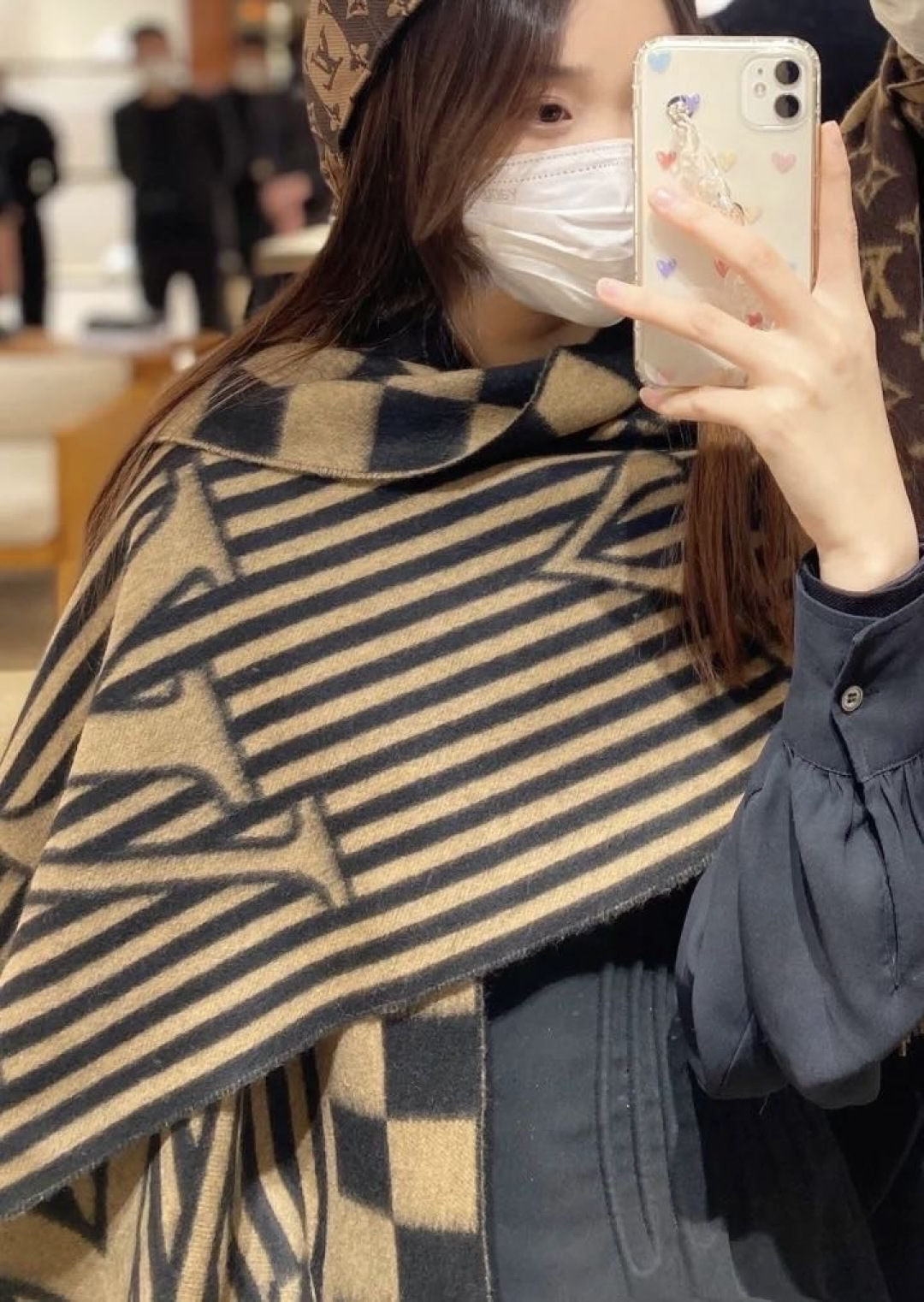 NO:704226,I sincerely like the new ZG synchronized [patterned long scarf] Virgil Abloh, art director of Lujia Clothing, and Nigo work together to create LV Made Stripe scarf, connecting street art and classic heritage. Full Monogram  The pattern accentuates the interesting stitching, and the cashmere is cut into a wide size, making it an ideal choice for winter. It is highly recommended for slow hands. This size is not too big or too small, and it is very easy to match. The quality is super good and you will understand it when you get it.19860909新款上真心赞ZG同步【图案长巾】驴家服装艺术总监 Virgil Abloh 与 Nigo 携手打造 LV Made Stripe 围巾,衔接街头艺术和经典传承.全幅 Monogram 图案烘托趣味缝饰,山羊绒裁出宽幅尺寸,成就冬日理想之选.强烈推荐手慢无这个size不大不小特别好搭配,品质超级好拿到手就会懂的高端品质,高端细节所见即所得重磅巨献VIP客户必入推荐尺寸40*205cm,羊绒高版本围巾,高版本围巾,louis vuitton,louis vuitton,louis vuitton,scarf